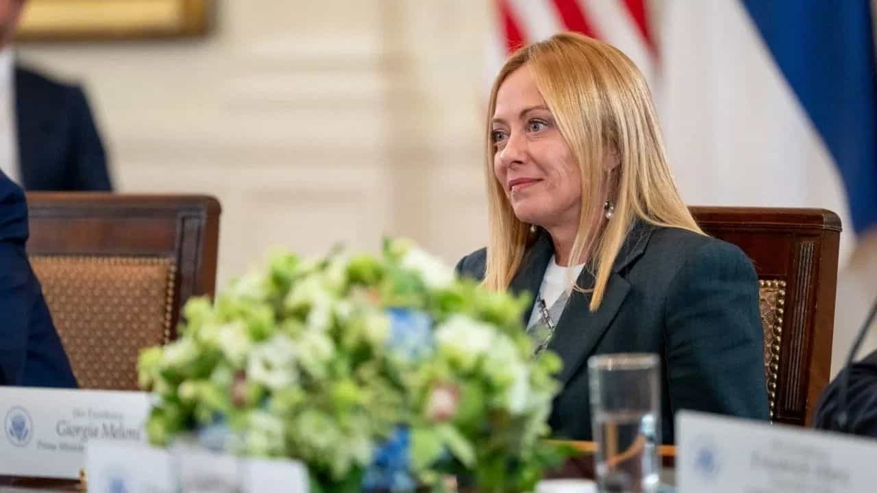 ਹੱਥ ਜੋੜ ਕੇ ਨਮਸਤੇ ਅਤੇ ਟਰੰਪ ਦੀਆਂ ਗੱਲਾਂ ਤੇ ਘੁੰਮਾਈਆਂ ਅੱਖਾਂ, ਵ੍ਹਾਈਟ ਹਾਊਸ ਵਿੱਚ ਇਟਲੀ ਪੀਐਮ ਦੇ 3 Moments ਹੱਥ ਜੋੜ ਕੇ ਨਮਸਤੇ ਅਤੇ ਟਰੰਪ ਦੀਆਂ ਗੱਲਾਂ ਤੇ ਘੁੰਮਾਈਆਂ ਅੱਖਾਂ, ਵ੍ਹਾਈਟ ਹਾਊਸ ਵਿੱਚ ਇਟਲੀ ਪੀਐਮ ਦੇ 3 Moments