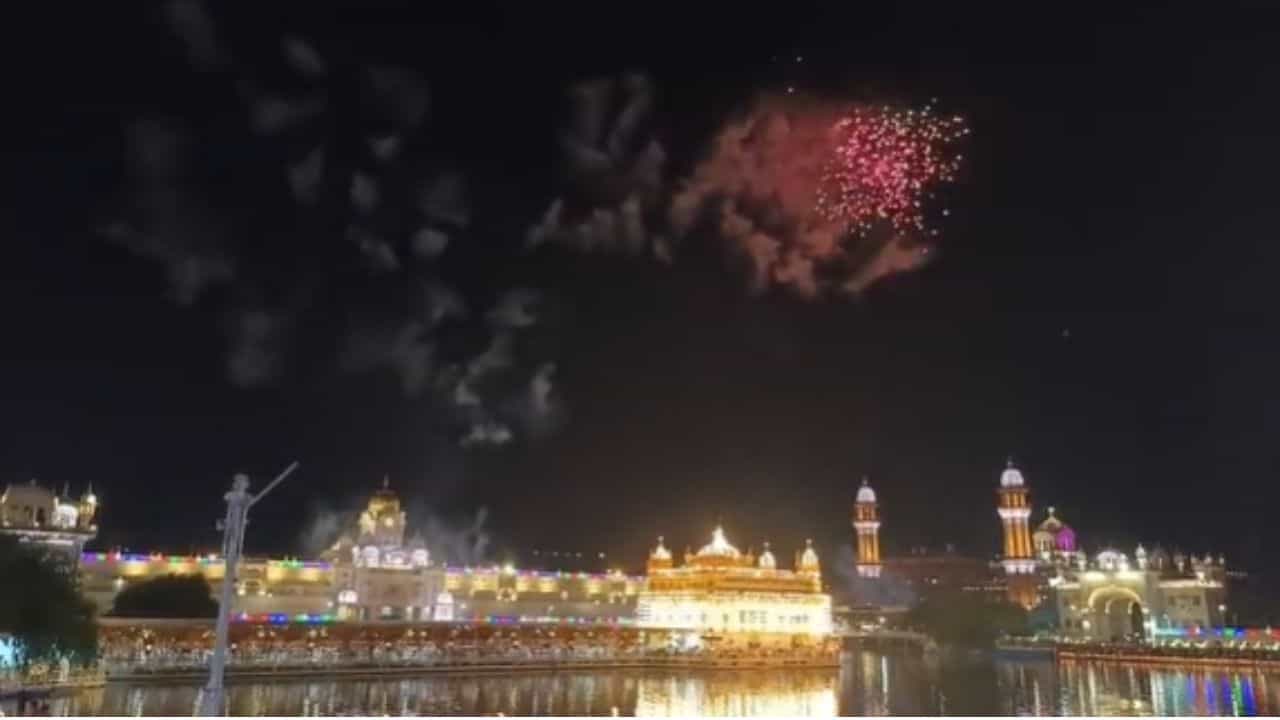 ਸ਼੍ਰੀ ਹਰਿਮੰਦਰ ਸਾਹਿਬ ਚ ਦੀਪਮਾਲਾ ਤੇ ਆਤਿਸ਼ਬਾਜੀ, ਧੂਮਧਾਮ ਨਾਲ ਮਨਾਇਆ ਗੁਰੂ ਗ੍ਰੰਥ ਸਾਹਿਬ ਜੀ ਦਾ ਪਹਿਲਾ ਪ੍ਰਕਾਸ਼ ਪੁਰਬ