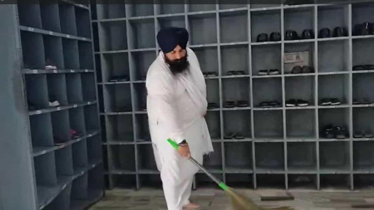 ਮੰਤਰੀ ਹਰਜੋਤ ਬੈਂਸ ਨੇ ਕੀਤੀ ਜੋੜਾ ਘਰ ਦੀ ਸੇਵਾ, ਧਾਰਮਿਕ ਸਜ਼ਾ ਕਰ ਰਹੇ ਹਨ ਪੂਰੀ ਮੰਤਰੀ ਹਰਜੋਤ ਬੈਂਸ ਨੇ ਕੀਤੀ ਜੋੜਾ ਘਰ ਦੀ ਸੇਵਾ, ਧਾਰਮਿਕ ਸਜ਼ਾ ਕਰ ਰਹੇ ਹਨ ਪੂਰੀ