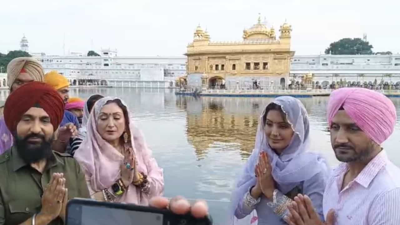 ਕ੍ਰਿਕਟਰ ਹਰਭਜਨ ਸਿੰਘ ਪਰਿਵਾਰ ਸਮੇਤ ਪਹੁੰਚੇ ਦਰਬਾਰ ਸਾਹਿਬ, ਗੀਤਾ ਬਸਰਾ ਦੀ ਫ਼ਿਲਮ ਮਿਹਰ ਲਈ ਕੀਤੀ ਅਰਦਾਸ ਕ੍ਰਿਕਟਰ ਹਰਭਜਨ ਸਿੰਘ ਪਰਿਵਾਰ ਸਮੇਤ ਪਹੁੰਚੇ ਦਰਬਾਰ ਸਾਹਿਬ, ਗੀਤਾ ਬਸਰਾ ਦੀ ਫ਼ਿਲਮ ਮਿਹਰ ਲਈ ਕੀਤੀ ਅਰਦਾਸ