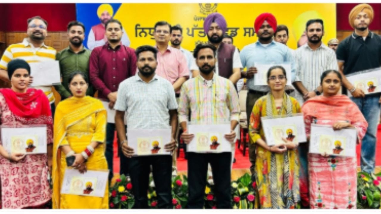 ਮੰਤਰੀ ਮੁੰਡੀਆਂ ਨੇ 504 ਨਵੇਂ ਪਟਵਾਰੀਆਂ ਨੂੰ ਵੰਡੇ ਨਿਯੁਕਤੀ-ਪੱਤਰ, ਇਮਾਨਦਾਰੀ ਨਾਲ ਕੰਮ ਦੀ ਹਿਦਾਇਤ