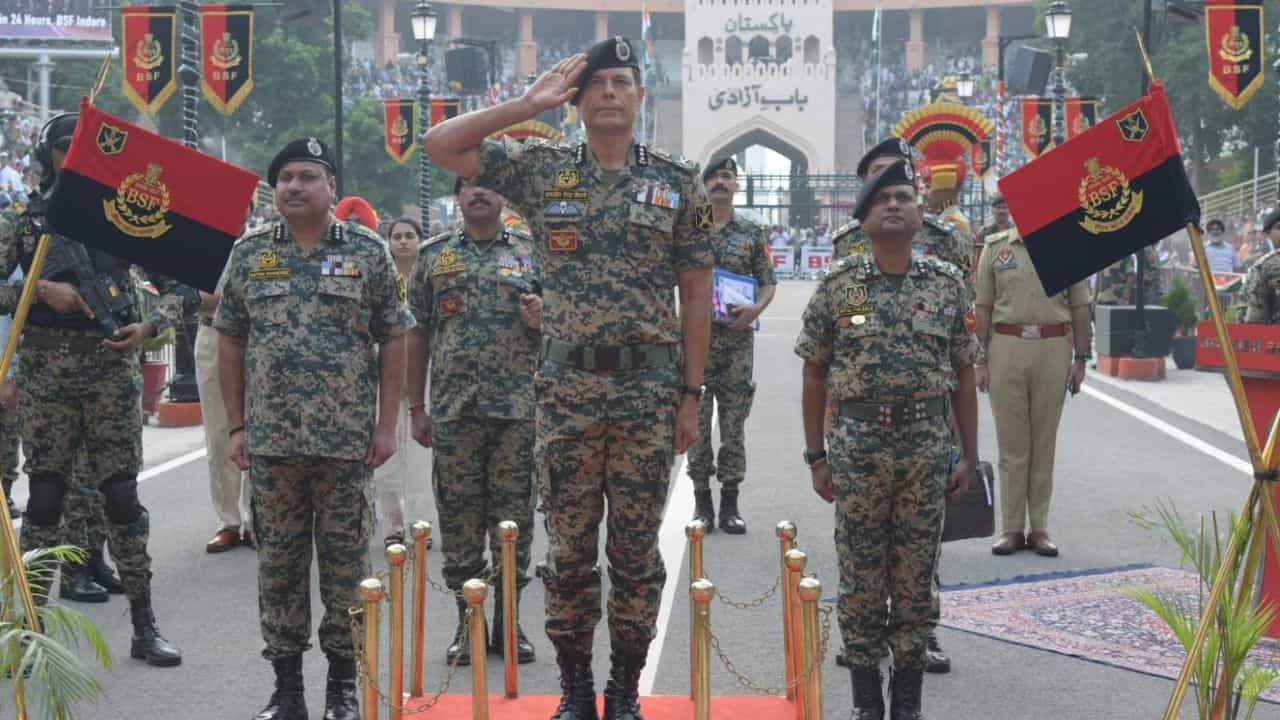 ਅਟਾਰੀ ਬਾਰਡਰ ਤੇ ਰਿਟਰੀਟ ਸੈਰੇਮਨੀ ਚ ਦਿਖਿਆ ਫੌਜੀਆਂ ਦਾ ਉਤਸ਼ਾਹ, ਭਾਰਤੀ ਗੈਲਰੀ ਵਿੱਚ ਉਮੜੀ ਭੀੜ