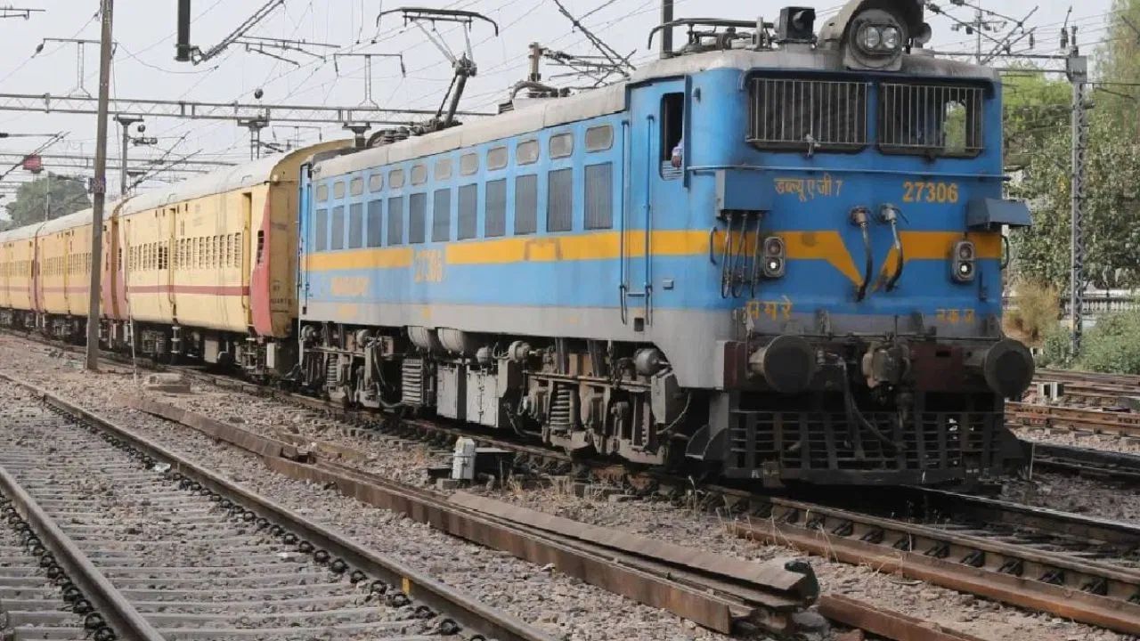 ਭਾਰਤੀ ਰੇਲਵੇ ਤਕਨਾਲੋਜੀ, ਬਿਜਲੀਕਰਨ, ਸੁਰੱਖਿਆ ਪ੍ਰਣਾਲੀਆਂ, ਡਿਜੀਟਾਈਜ਼ੇਸ਼ਨ (AI, RFID, ਆਨਲਾਈਨ ਟਿਕਟਿੰਗ ਸੇਵਾਵਾਂ) ਅਤੇ ਹਾਈ-ਸਪੀਡ ਟ੍ਰੇਨਾਂ ਦੇ ਵਿਕਾਸ ਸਮੇਤ ਕਈ ਖੇਤਰਾਂ ਵਿੱਚ ਲਗਾਤਾਰ ਅੱਗੇ ਵਧ ਰਿਹਾ ਹੈ। ਰੇਲਵੇ ਦਾ ਟੀਚਾ ਸੰਚਾਲਨ ਕੁਸ਼ਲਤਾ ਵਧਾਉਣਾ, ਕਾਰਬਨ ਨਿਕਾਸ ਨੂੰ ਘਟਾਉਣਾ ਅਤੇ ਯਾਤਰੀਆਂ ਨੂੰ ਬਿਹਤਰ ਯਾਤਰਾ ਅਨੁਭਵ ਪ੍ਰਦਾਨ ਕਰਨਾ ਹੈ, ਜੋ ਕਿ ਦੇਸ਼ ਦੇ ਵਿਕਾਸ ਲਈ ਮਹੱਤਵਪੂਰਨ ਹੈ। ਇਸ ਤੋਂ ਇਲਾਵਾ, ਜਿੱਥੋਂ ਤੱਕ ਰਿਕਾਰਡ ਦਾ ਸਬੰਧ ਹੈ, ਭਾਰਤੀ ਰੇਲਵੇ ਨੇ ਬਹੁਤ ਸਾਰੀਆਂ ਸ਼ਾਨਦਾਰ ਪ੍ਰਾਪਤੀਆਂ ਹਾਸਿਲ ਕੀਤੀਆਂ ਹਨ। ਹਾਲਾਂਕਿ, ਅੱਜ ਅਸੀਂ ਰੇਲਵੇ ਬਾਰੇ ਕੁਝ ਵਿਲੱਖਣ ਜਾਣਕਾਰੀ ਸਾਂਝੀ ਕਰਨ ਜਾ ਰਹੇ ਹਾਂ , ਜਿਸ ਬਾਰੇ ਤੁਹਾਨੂੰ ਪਤਾ ਹੀ ਨਹੀਂ ਹੋਵੇਗਾ।