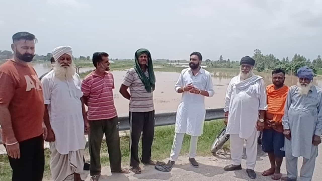 ਹੜ੍ਹ ਵਰਗੇ ਹਾਲਾਤਾਂ ਨਾਲ ਨਜਿੱਠਣ ਲਈ ਪੰਜਾਬ ਸਰਕਾਰ ਨੇ ਜਾਰੀ ਕੀਤੇ ਕੰਟਰੋਲ ਰੂਮ ਨੰਬਰ, ਦੇਖੋ ਲਿਸਟ ਹੜ੍ਹ ਵਰਗੇ ਹਾਲਾਤਾਂ ਨਾਲ ਨਜਿੱਠਣ ਲਈ ਪੰਜਾਬ ਸਰਕਾਰ ਨੇ ਜਾਰੀ ਕੀਤੇ ਕੰਟਰੋਲ ਰੂਮ ਨੰਬਰ, ਦੇਖੋ ਲਿਸਟ