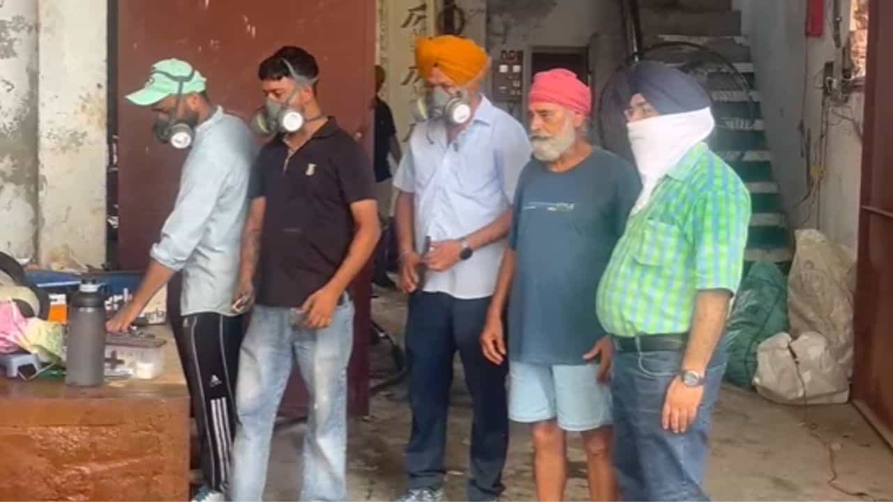 ਜਲੰਧਰ ਚ ਗੈਸ ਲੀਕ ਦਾ ਇੱਕ ਹੋਰ ਮਾਮਲਾ, ਲੋਕਾਂ ਦੇ ਗੁੱਸੇ ਤੋਂ ਬਾਅਦ ਫੈਕਟਰੀ ਬੰਦ ਜਲੰਧਰ ਚ ਗੈਸ ਲੀਕ ਦਾ ਇੱਕ ਹੋਰ ਮਾਮਲਾ, ਲੋਕਾਂ ਦੇ ਗੁੱਸੇ ਤੋਂ ਬਾਅਦ ਫੈਕਟਰੀ ਬੰਦ