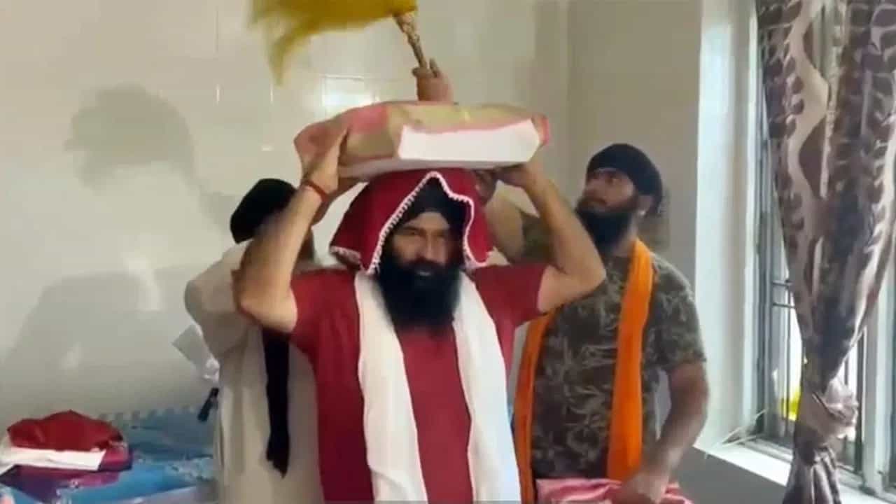 ਆਸਥਾ ਤੇ ਮਨੁੱਖਤਾ ਦਾ ਸੰਗਮ, ਹੜ੍ਹਾਂ ਵਿਚਾਲੇ AAP MLA ਨੇ ਸੁਰੱਖਿਅਤ ਸਥਾਨ ਤੇ ਪਹੁੰਚਾਇਆ ਗੁਰੂ ਗ੍ਰੰਥ ਸਾਹਿਬ