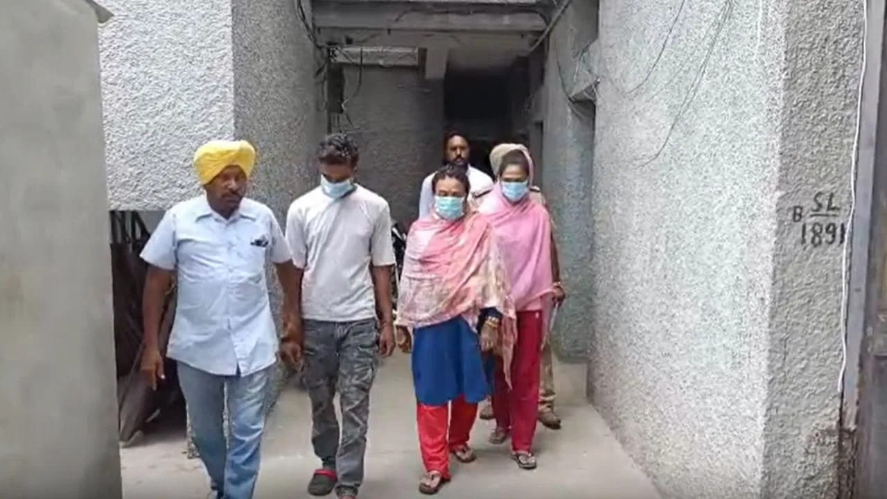 ਕੁੜੀਆਂ ਦੇ ਕੱਪੜੇ ਪਾ ਲੁੱਟ-ਖੋਹਾਂ ਕਰਦਾ ਸੀ ਮਹੰਤ, ਸੀਸੀਟੀਵੀ ਨੇ ਖੋਲ੍ਹਿਆ ਭੇਤ