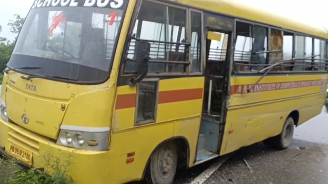 ਭਾਰੀ ਮੀਂਹ ਕਾਰਨ ਪਠਾਨਕੋਟ-ਜਲੰਧਰ ਹਾਈਵੇ ਤੇ ਲੈਂਡਸਲਾਈਡ, ਚਪੇਟ ਚ ਆਈ ਸਕੂਲ ਬੱਸ ਭਾਰੀ ਮੀਂਹ ਕਾਰਨ ਪਠਾਨਕੋਟ-ਜਲੰਧਰ ਹਾਈਵੇ ਤੇ ਲੈਂਡਸਲਾਈਡ, ਚਪੇਟ ਚ ਆਈ ਸਕੂਲ ਬੱਸ