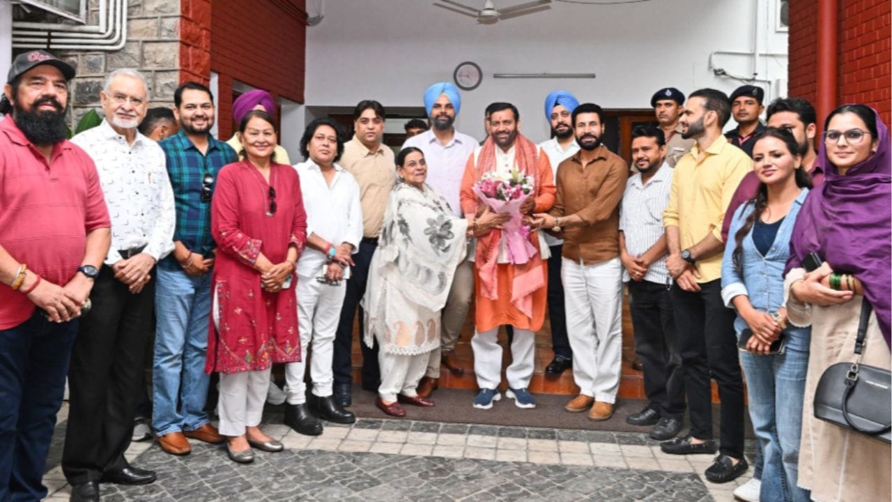 ਹਰਿਆਣਾ CM ਨੇ ਪੰਜਾਬੀ ਕਲਾਕਾਰਾਂ ਨਾਲ ਕੀਤੀ ਮੁਲਾਕਾਤ, ਸ਼ੂਟਿੰਗ ਲਈ ਦਿੱਤਾ ਸੱਦਾ