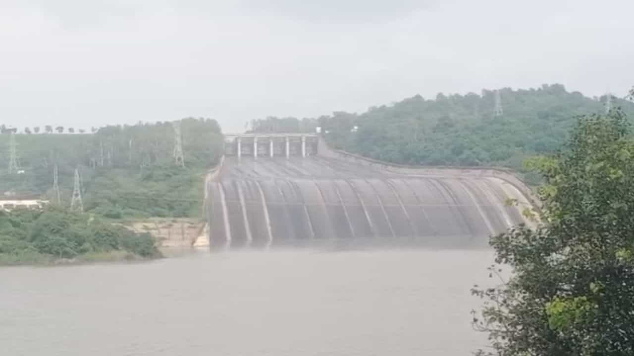 ਪੰਜਾਬ ਚ ਅੱਜ ਬਾਰਿਸ਼ ਦਾ ਕੋਈ ਅਲਰਟ ਨਹੀਂ, ਡੈਮਾਂ ਤੋਂ ਛੱਡੇ ਜਾ ਰਹੇ ਪਾਣੀ ਕਾਰਨ ਹੜ੍ਹ ਵਰਗੇ ਹਾਲਾਤ ਪੰਜਾਬ ਚ ਅੱਜ ਬਾਰਿਸ਼ ਦਾ ਕੋਈ ਅਲਰਟ ਨਹੀਂ, ਡੈਮਾਂ ਤੋਂ ਛੱਡੇ ਜਾ ਰਹੇ ਪਾਣੀ ਕਾਰਨ ਹੜ੍ਹ ਵਰਗੇ ਹਾਲਾਤ