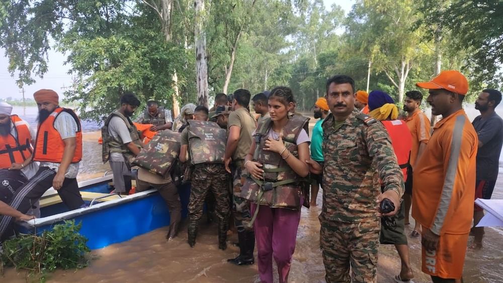 ਗ੍ਰਾਮੀਣਾਂ ਨੇ ਦੱਸਿਆ ਕਿ ਪਾਣੀ ਪਿੰਡਾਂ ਦੇ ਘਰਾਂ ਤੇ ਖੇਤਾਂ ‘ਚ ਦਾਖ਼ਲ ਹੋ ਚੁੱਕਾ ਹੈ। ਬਹੁਤ ਸਾਰੇ ਪਰਿਵਾਰ ਆਪਣੇ ਪਸ਼ੂਆਂ ਤੇ ਜ਼ਰੂਰੀ ਸਮਾਨ ਸਮੇਤ ਉੱਚੇ ਥਾਵਾਂ ਵੱਲ ਰੁਖ ਕਰ ਰਹੇ ਹਨ, ਜਦੋਂਕਿ ਕਈ ਲੋਕ ਬਿਨਾਂ ਕੁਝ ਲਏ ਹੀ ਘਰ ਛੱਡਣ ਲਈ ਮਜਬੂਰ ਹੋ ਰਹੇ ਹਨ।