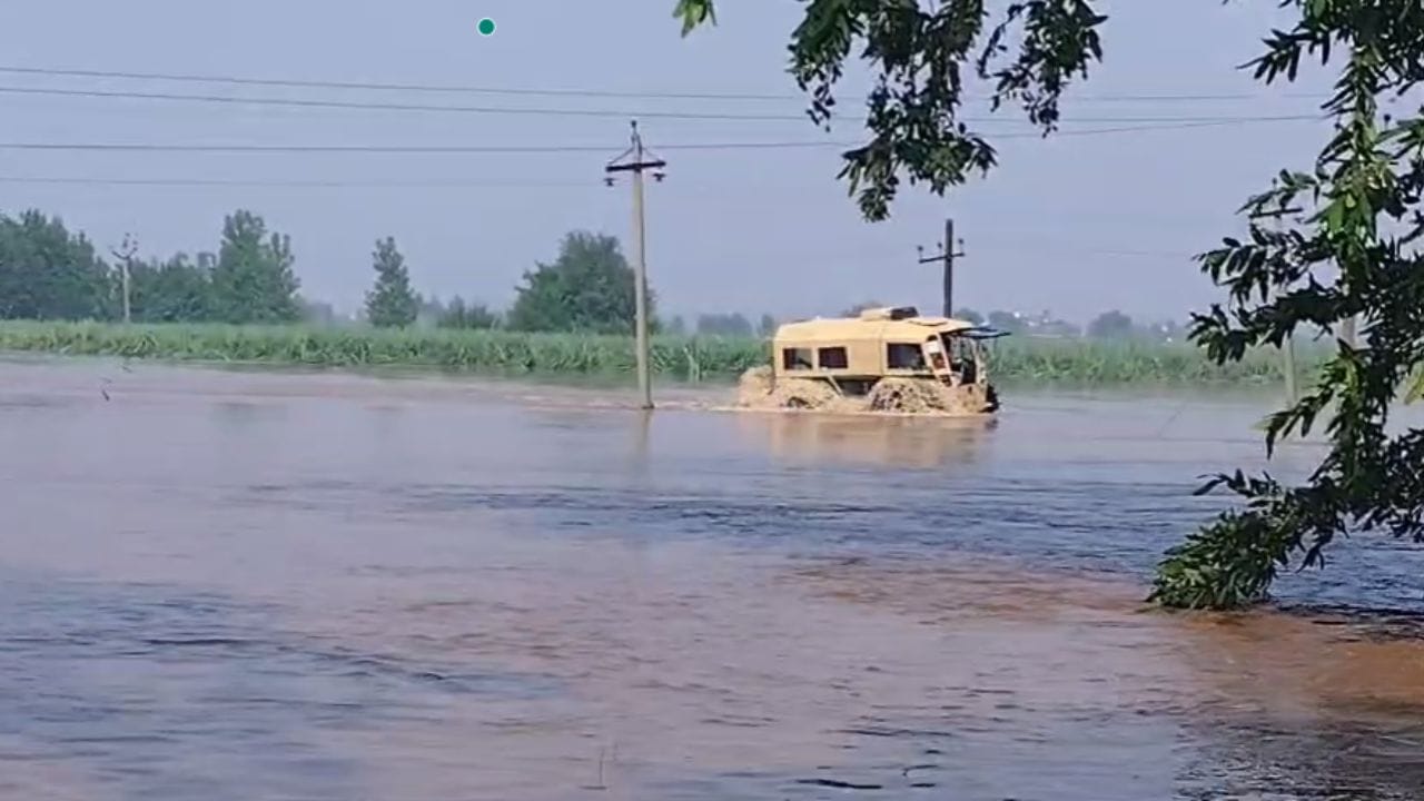 Punjab Flood Video: ਪੰਜਾਬ 'ਚ ਹੜ੍ਹਾਂ ਦਾ ਕਹਿਰ, ਡੁੱਬੇ ਅੰਮ੍ਰਿਤਸਰ ਦੇ ਕਈ ਪਿੰਡ, ਲੋਕਾਂ ਨੇ ਦੱਸੀ ਹੱਡਬੀਤੀ