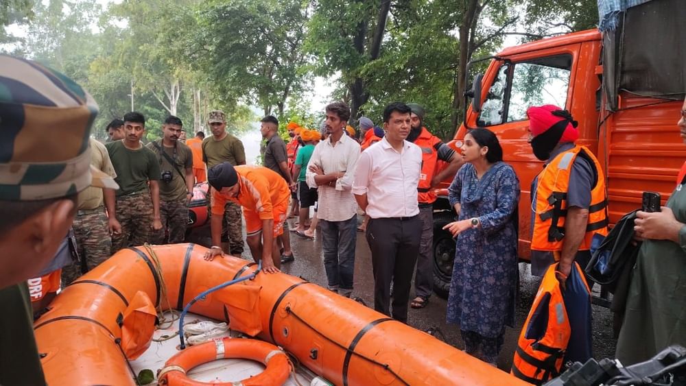 ਪ੍ਰਸ਼ਾਸਨ ਦੇ ਵੱਡੇ ਅਧਿਕਾਰੀ ਆਪ ਮੌਕੇ ਤੋ ਪਹੁੰਚ ਕੇ ਹਾਲਾਤਾਂ ਦਾ ਜਾਇਜ਼ਾ ਲੈ ਰਹੇ ਹਨ ਅਤੇ ਨਾਲ ਹੀ ਬਚਾਅ ਕਾਰਜਾਂ ਲਈ ਲੋੜੀਂਦਾ ਸਮਾਨ ਵੀ ਤੁਰੰਤ ਮੁਹਇਆ ਕਰਵਾ ਰਹੇ ਹਨ। ਪ੍ਰਸ਼ਾਸਨ ਦੀ ਤਰਜੀਹ ਹੈ ਕਿ ਕਿਵੇਂ ਵੀ ਕਰਕੇ ਪਾਣੀ ਵਿੱਚ ਫਸੇ ਹਰ ਵਿਅਕਤੀ ਨੂੰ ਛੇਤੀ ਤੋਂ ਛੇਤੀ ਸੁਰੱਖਿਅਤ ਥਾਂ ਤੇ ਪਹੁੰਚਾਇਆ ਜਾ ਸਕੇ।