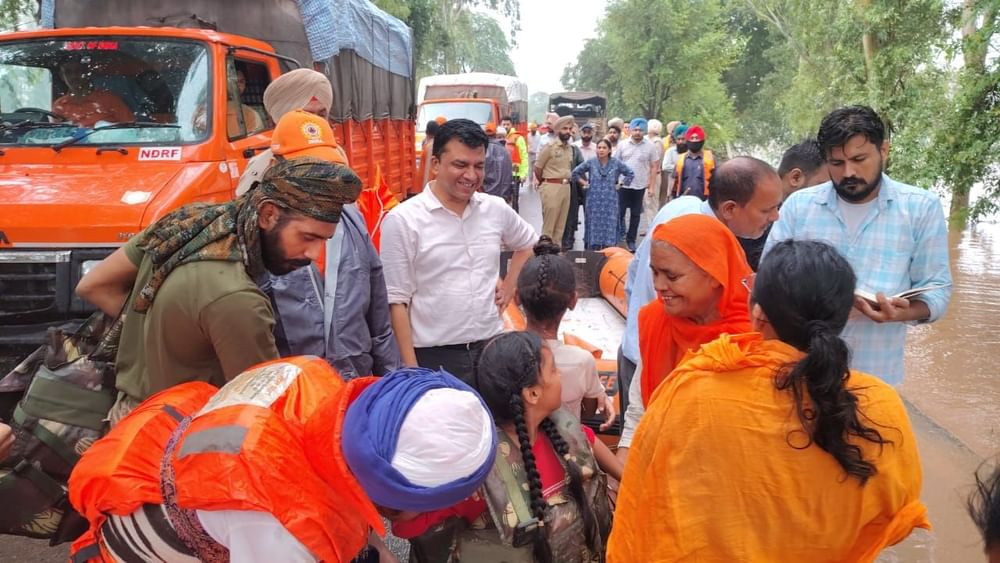 ਅੰਮ੍ਰਿਤਸਰ ਦੇ ਅਜਨਾਲਾ ਹਲਕੇ ‘ਚ ਹੜ੍ਹ ਦੀ ਸਥਿਤੀ ਹੋਰ ਵੀ ਗੰਭੀਰ ਹੋ ਗਈ ਹੈ। ਰਾਵੀ ਦਰਿਆ ਦਾ ਪਾਣੀ ਅੱਜ ਸਵੇਰੇ ਗੱਗੋਮਾਲ ਪਿੰਡ ਤੱਕ ਪਹੁੰਚ ਗਿਆ। ਗੱਗੋਮਾਲ ਸਮੇਤ 30 ਤੋਂ ਵੱਧ ਪਿੰਡ ਪੂਰੀ ਤਰ੍ਹਾਂ ਪ੍ਰਭਾਵਿਤ ਹੋਏ ਹਨ ਤੇ ਲੋਕ ਆਪਣੇ ਘਰ ਛੱਡਣ ਨੂੰ ਮਜਬੂਰ ਹਨ।