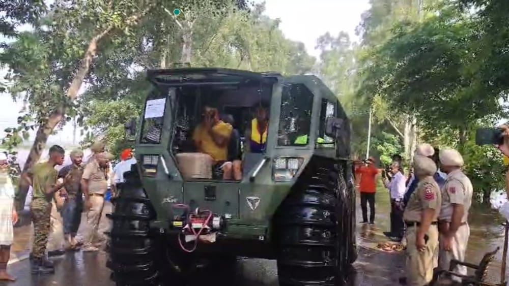 ਬਚਾਅ ਟੀਮਾਂ ਨੇ ਪਾਣੀ ਵਿੱਚ ਚੱਲਣ ਵਾਲੇ ਖਾਸ ਤਰ੍ਹਾਂ ਦੇ ਵਾਹਨ ਰੈਸਿਕਿਊ ਆਪਰੇਸ਼ਨ ਵਿੱਚ ਲਗਾਏ ਹਨ। ਇਨ੍ਹਾਂ ਵਾਹਨਾਂ ਦੇ ਟਾਇਰ ਕਾਫੀ ਵੱਡੇ ਅਤੇ ਚੌੜੇ ਹੁੰਦੇ ਹਨ, ਇਸ ਕਰਕੇ ਇਨ੍ਹਾਂ ਦੇ ਛੇਤੀ ਨਾਲ ਪਾਣੀ ਵਿੱਚ ਫੱਸਣ ਦਾ ਖਤਰਾ ਨਹੀਂ ਹੁੰਦਾ।