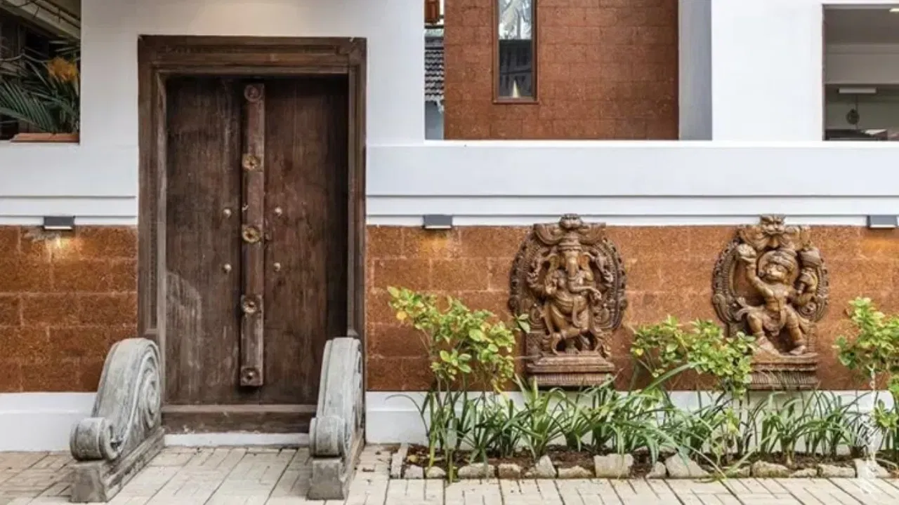 ਵਾਸਤੂ ਦੇ ਅਨੁਸਾਰ, ਘਰ ਦੇ ਮੁੱਖ ਪ੍ਰਵੇਸ਼ ਦੁਆਰ 'ਤੇ ਨਮਕ ਦੀ ਥੈਲੀ ਰੱਖਣ ਦੇ ਬਹੁਤ ਸਾਰੇ ਫਾਇਦੇ ਹਨ। ਨਮਕ ਨਕਾਰਾਤਮਕ ਊਰਜਾ ਨੂੰ ਦੂਰ ਕਰਦਾ ਹੈ ਅਤੇ ਸਕਾਰਾਤਮਕ ਊਰਜਾ ਨੂੰ ਆਕਰਸ਼ਿਤ ਕਰਦਾ ਹੈ। ਇਸ ਲਈ, ਮੁੱਖ ਪ੍ਰਵੇਸ਼ ਦੁਆਰ 'ਤੇ ਨਮਕ ਰੱਖਣ ਨਾਲ ਘਰ ਵਿੱਚ ਖੁਸ਼ੀ, ਸ਼ਾਂਤੀ ਅਤੇ ਖੁਸ਼ਹਾਲੀ ਆਉਂਦੀ ਹੈ।