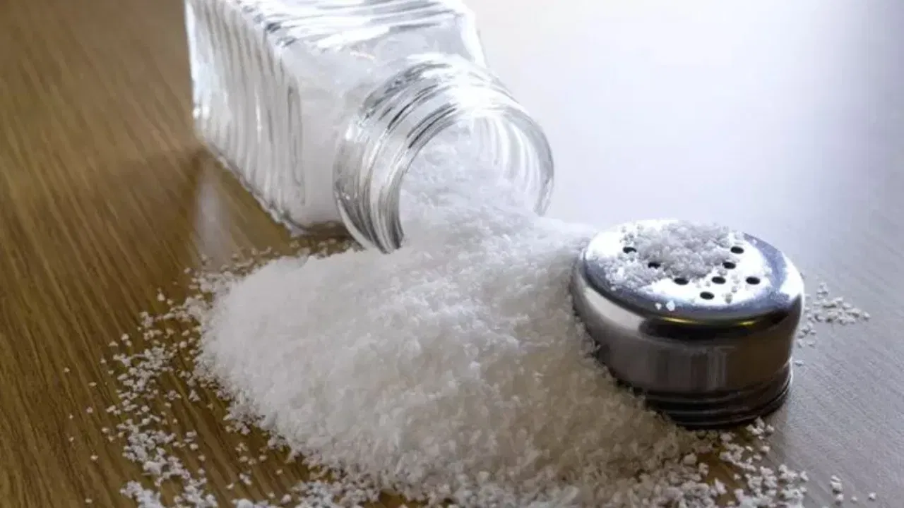 ਨਮਕ ਨੂੰ ਦੌਲਤ ਅਤੇ ਖੁਸ਼ਹਾਲੀ ਦਾ ਪ੍ਰਤੀਕ ਮੰਨਿਆ ਜਾਂਦਾ ਹੈ। ਅਜਿਹੀ ਸਥਿਤੀ ਵਿੱਚ, ਘਰ ਦੇ ਮੁੱਖ ਪ੍ਰਵੇਸ਼ ਦੁਆਰ 'ਤੇ ਨਮਕ ਦੀ ਥੈਲੀ ਬੰਨ੍ਹਣ ਨਾਲ ਦੌਲਤ ਅਤੇ ਖੁਸ਼ਹਾਲੀ ਆਉਂਦੀ ਹੈ ਅਤੇ ਵਿੱਤੀ ਮੁਸ਼ਕਲਾਂ ਦੂਰ ਹੁੰਦੀਆਂ ਹਨ। ਇਸ ਤੋਂ ਇਲਾਵਾ, ਘਰ ਦੇ ਮੁੱਖ ਪ੍ਰਵੇਸ਼ ਦੁਆਰ 'ਤੇ ਨਮਕ ਦੀ ਥੈਲੀ ਰੱਖਣ ਨਾਲ ਵਾਸਤੂ ਦੋਸ਼ਾਂ ਨੂੰ ਦੂਰ ਕਰਨ ਵਿੱਚ ਵੀ ਮਦਦ ਮਿਲਦੀ ਹੈ।