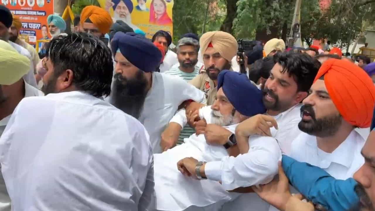 ਅਕਾਲੀ ਆਗੂ ਸਿਕੰਦਰ ਸਿੰਘ ਮਲੂਕਾ ਦੀ ਵਿਗੜੀ ਸਿਹਤ, ਬਠਿੰਡਾ ਚ ਪ੍ਰਦਰਸ਼ਨ ਦੌਰਾਨ ਮੀਡੀਆ ਨੂੰ ਸੰਬੋਧਨ ਕਰਦੇ ਹੋਏ ਬੇਸੁੱਧ