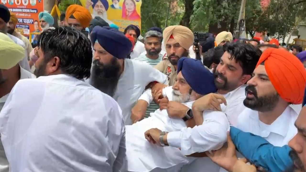 ਅਕਾਲੀ ਆਗੂ ਸਿਕੰਦਰ ਸਿੰਘ ਮਲੂਕਾ ਦੀ ਵਿਗੜੀ ਸਿਹਤ, ਬਠਿੰਡਾ ਚ ਪ੍ਰਦਰਸ਼ਨ ਦੌਰਾਨ ਮੀਡੀਆ ਨੂੰ ਸੰਬੋਧਨ ਕਰਦੇ ਹੋਏ ਬੇਸੁੱਧ