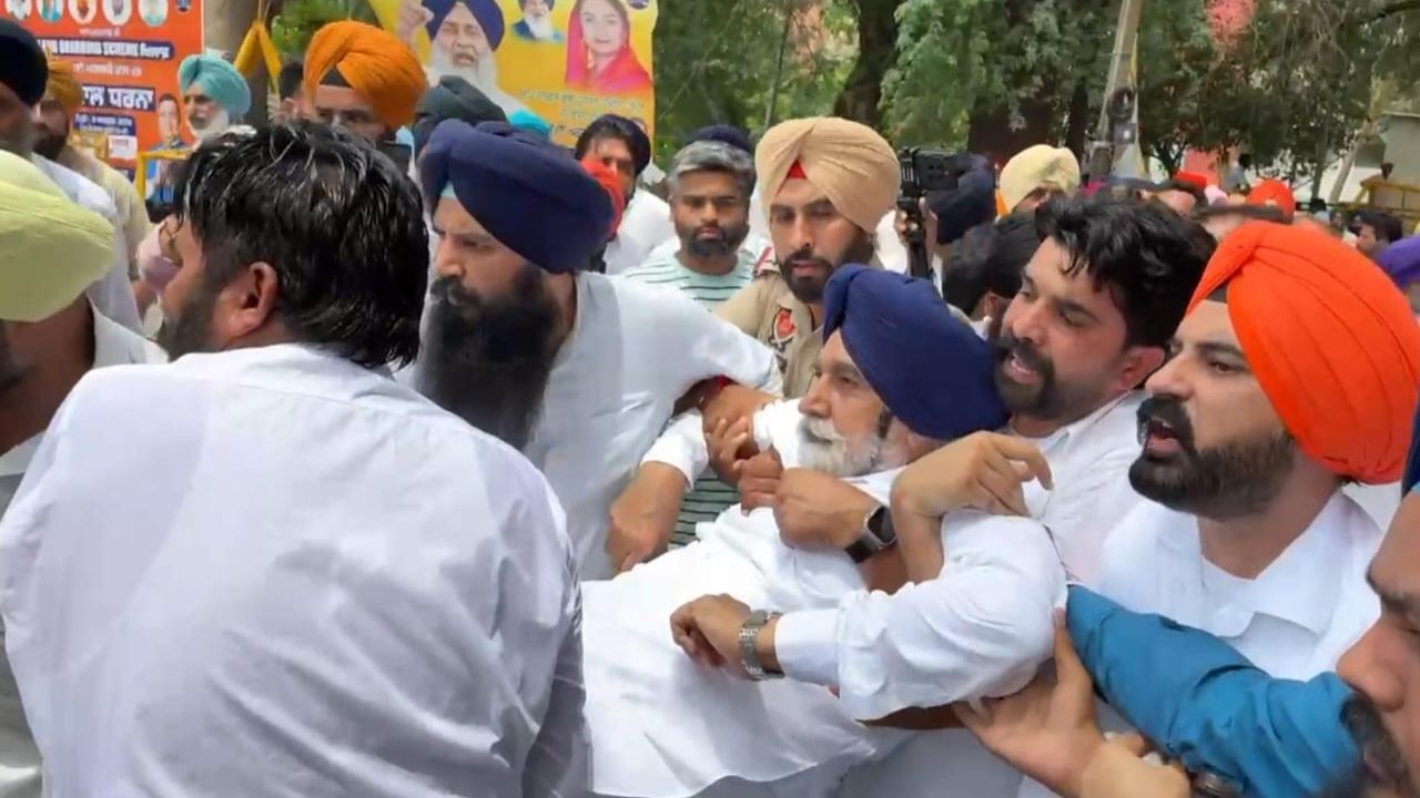 ਅਕਾਲੀ ਆਗੂ ਸਿਕੰਦਰ ਸਿੰਘ ਮਲੂਕਾ ਦੀ ਵਿਗੜੀ ਸਿਹਤ, ਬਠਿੰਡਾ 'ਚ ਪ੍ਰਦਰਸ਼ਨ ਦੌਰਾਨ ਮੀਡੀਆ ਨੂੰ ਸੰਬੋਧਨ ਕਰਦੇ ਹੋਏ ਬੇਸੁੱਧ