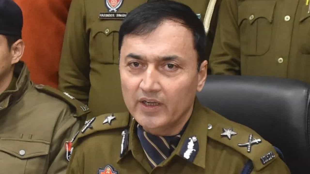 ਸਾਬਕਾ ਵਿਜੀਲੈਂਸ ਮੁਖੀ ਐਸਪੀਐਸ ਪਰਮਾਰ ਦੀਆਂ ਸੇਵਾਵਾਂ ਬਹਾਲ: ਡਰਾਈਵਿੰਗ ਲਾਇਸੈਂਸ ਘੁਟਾਲੇ ਚ ਕੀਤਾ ਸੀ ਮੁਅੱਤਲ, ਜਲਦ ਹੋਵੇਗੀ ਨਵੀਂ ਤਾਇਨਾਤੀ ਸਾਬਕਾ ਵਿਜੀਲੈਂਸ ਮੁਖੀ ਐਸਪੀਐਸ ਪਰਮਾਰ ਦੀਆਂ ਸੇਵਾਵਾਂ ਬਹਾਲ: ਡਰਾਈਵਿੰਗ ਲਾਇਸੈਂਸ ਘੁਟਾਲੇ ਚ ਕੀਤਾ ਸੀ ਮੁਅੱਤਲ, ਜਲਦ ਹੋਵੇਗੀ ਨਵੀਂ ਤਾਇਨਾਤੀ