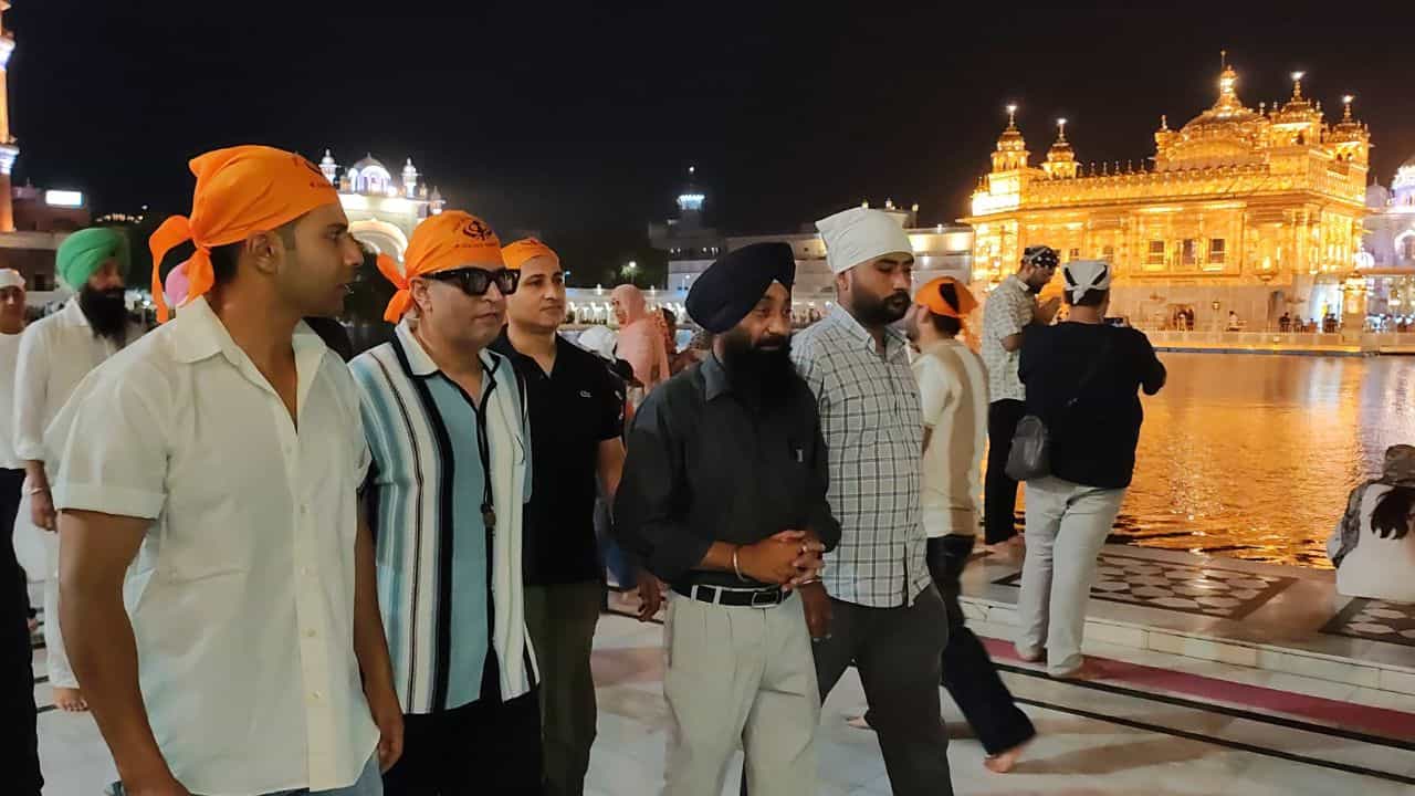 ਅਦਾਕਾਰ ਵਰੁਣ ਧਵਨ ਸ੍ਰੀ ਦਰਬਾਰ ਸਾਹਿਬ ਵਿਖੇ ਹੋਏ ਨਤਮਸਤਕ, ਬਾਰਡਰ 2 ਦੀ ਸ਼ੂਟਿੰਗ ਪੂਰੀ ਹੋਣ ਤੇ ਕੀਤੀ ਅਰਦਾਸ