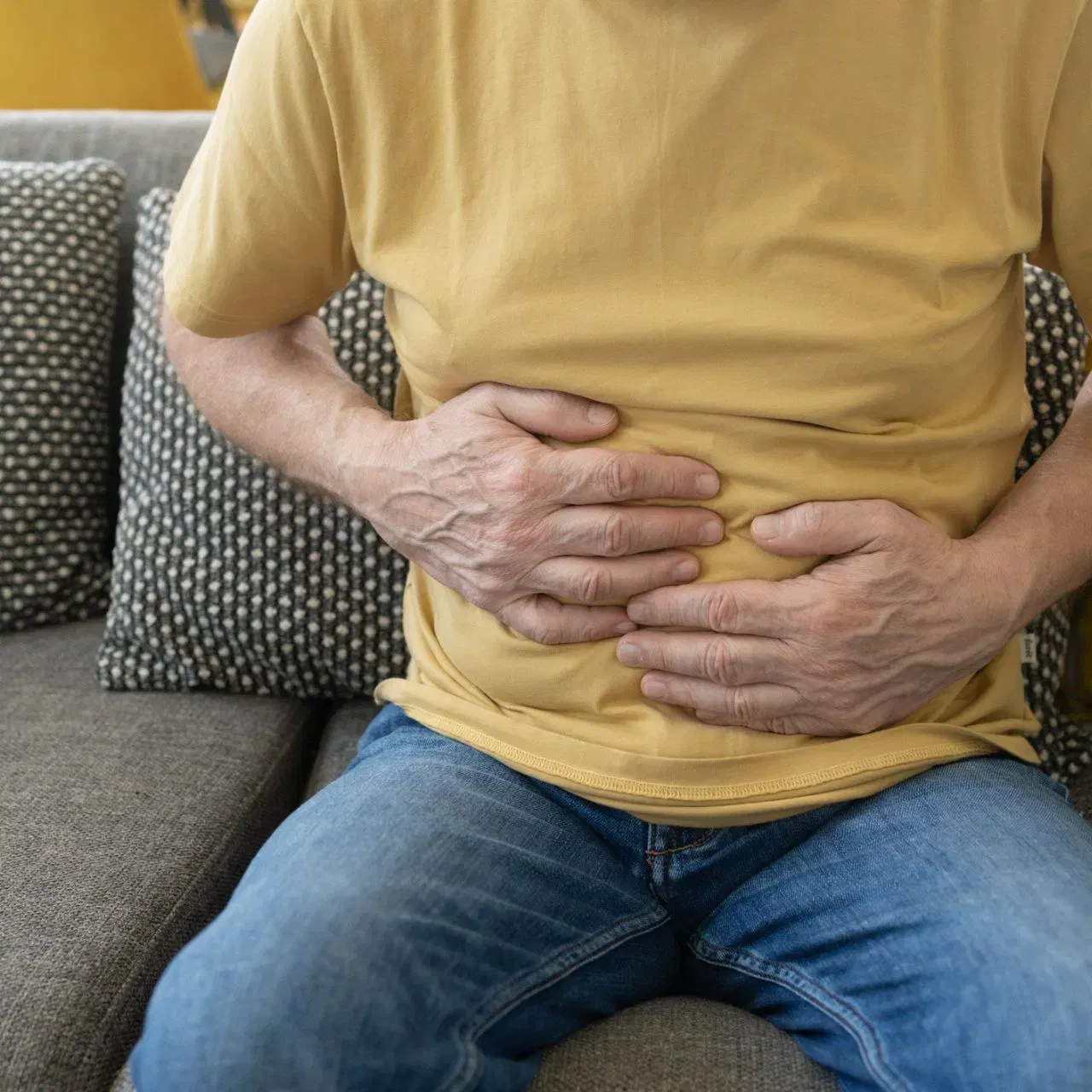 ਐਸੀਡਿਟੀ, ਜਿਸਨੂੰ ਪੇਟ ਦੀ ਜਲਨ ਵੀ ਕਿਹਾ ਜਾਂਦਾ ਹੈ, ਕਈ ਕਾਰਨਾਂ ਕਰਕੇ ਹੋ ਸਕਦੀ ਹੈ। ਇਸ ਵਿੱਚ ਗਲਤ ਖਾਣ-ਪੀਣ ਦੀਆਂ ਆਦਤਾਂ ਅਤੇ ਸਿਗਰਟਨੋਸ਼ੀ ਸ਼ਾਮਲ ਹੈ। ਐਸਿਡਿਟੀ ਕਾਰਨ ਦਿਲ ਦੀ ਜਲਨ, ਖੱਟੇ ਡਕਾਰ ਅਤੇ ਮਤਲੀ ਵਰਗੀਆਂ ਸਮੱਸਿਆਵਾਂ ਪੈਦਾ ਹੁੰਦੀਆਂ ਹਨ।