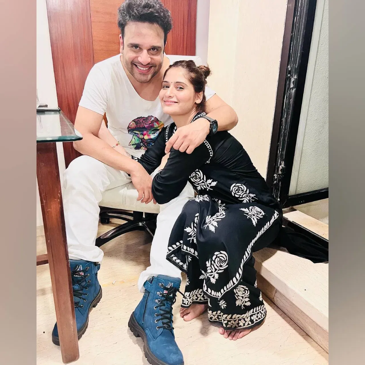 ਇਸ ਤਸਵੀਰ ਵਿੱਚ, ਆਰਤੀ ਸਿੰਘ ਆਪਣੇ ਭਰਾ ਕ੍ਰਿਸ਼ਨਾ ਨਾਲ ਦਿਖਾਈ ਦੇ ਰਹੀ ਹੈ। ਆਰਤੀ ਨੇ ਕਢਾਈ ਦੇ ਕੰਮ ਵਾਲਾ ਪਲਾਜ਼ੋ ਸੂਟ ਪਾਇਆ ਹੋਇਆ ਹੈ ਅਤੇ ਕ੍ਰਿਸ਼ਨਾ ਨੇ ਚਿੱਟੇ ਰੰਗ ਦਾ ਪ੍ਰਿੰਟਿਡ ਟੀ-ਸ਼ਰਟ ਅਤੇ ਟ੍ਰਾਉਜਰ ਪਾਇਆ ਹੋਇਆ ਹੈ। ਦੋਵੇਂ ਬਹੁਤ ਸੁੰਦਰ ਲੱਗ ਰਹੇ ਹਨ। ਰੱਖੜੀ 'ਤੇ ਕੰਫਰਟੇਬਲ ਦੇ ਨਾਲ ਹੀ ਕਲਾਸੀ ਲੁੱਕ ਪਾਉਣ ਲਈ, ਆਰਤੀ ਅਤੇ ਕ੍ਰਿਸ਼ਨਾ ਦੇ ਇਸ ਲੁੱਕ ਤੋਂ ਆਇਡਿਆ ਲੈ ਸਕਦੇ ਹੋ। (ਕ੍ਰੈਡਿਟ: artisingh5)