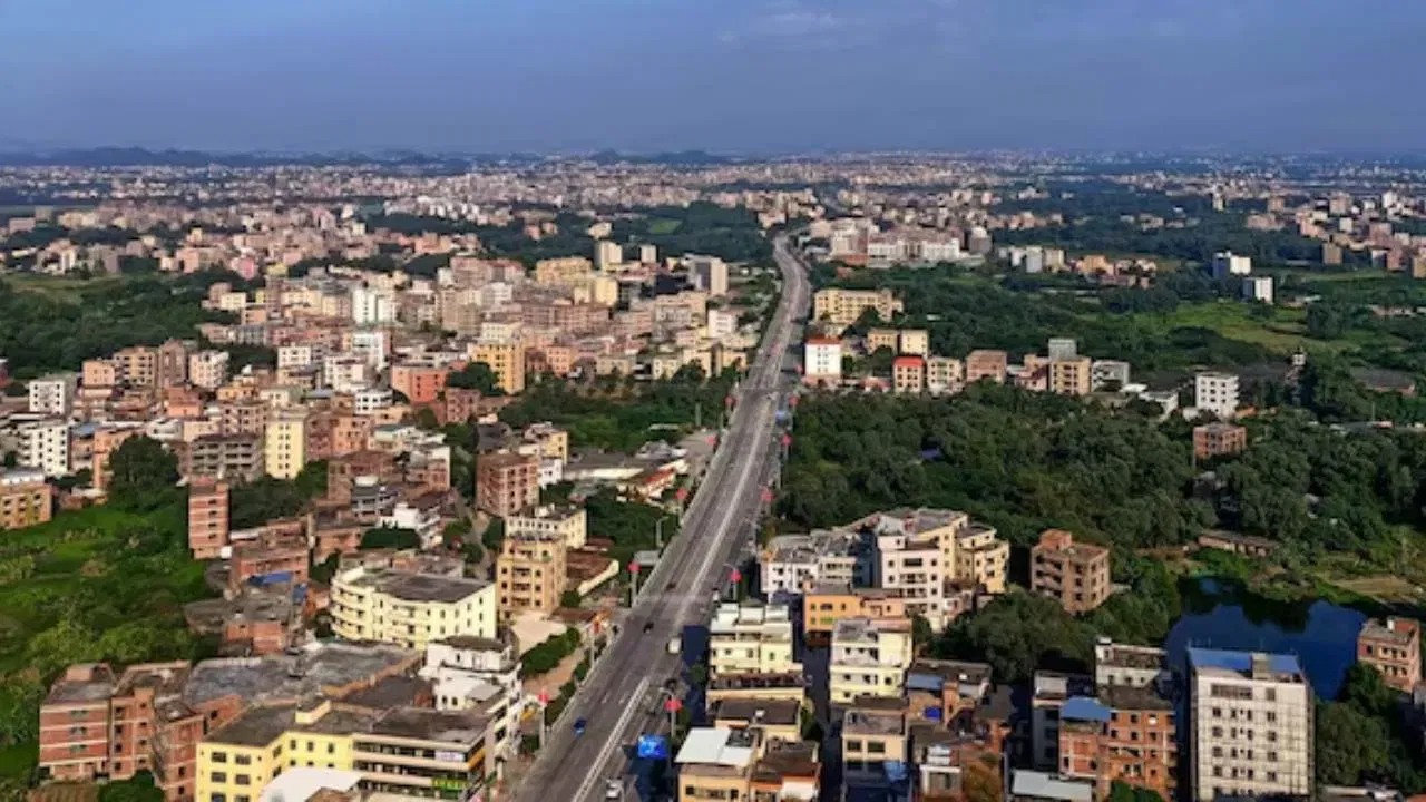 ਉੱਥੇ ਹੀ, ਮਹਾਰਾਸ਼ਟਰ ਦਾ ਪੁਣੇ ਪੰਜਵੇਂ ਸਥਾਨ 'ਤੇ ਹੈ, ਜਿੱਥੇ ਔਸਤ ਸਰਕਲ ਰੇਟ 38 ਹਜ਼ਾਰ ਤੋਂ 1.40 ਲੱਖ ਤੱਕ ਹੈ। ਕਰਨਾਟਕ ਦੇ ਬੈਂਗਲੁਰੂ ਵਿੱਚ ਜ਼ਮੀਨ ਦਾ ਔਸਤ ਸਰਕਲ ਰੇਟ 45 ਹਜ਼ਾਰ ਤੋਂ 1.25 ਲੱਖ ਤੱਕ ਪਹੁੰਚ ਗਿਆ ਹੈ। ਬੈਂਗਲੁਰੂ ਦੀ ਜ਼ਮੀਨ ਦੇਸ਼ ਵਿੱਚ ਛੇਵੇਂ ਸਭ ਤੋਂ ਮਹਿੰਗੀ ਹੈ।