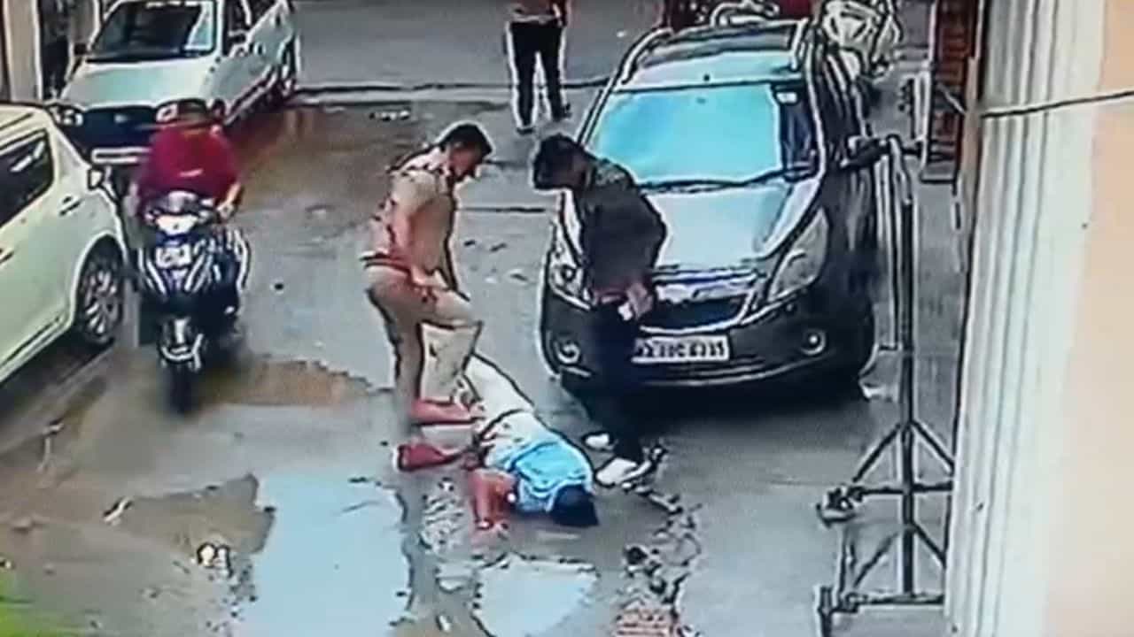 ਬਟਾਲਾ: ਪੱਤਰਕਾਰ ਦੀ ਸਬ-ਇੰਸਪੈਕਟਰਾਂ ਵੱਲੋਂ ਕੁੱਟਮਾਰ, ਮਰਿਆ ਸਮਝ ਕੇ ਮੌਕੇ ਤੋਂ ਭੱਜੇ, CCTV ਵੀਡੀਓ ਵਾਇਰਲ, ਬਟਾਲਾ: ਪੱਤਰਕਾਰ ਦੀ ਸਬ-ਇੰਸਪੈਕਟਰਾਂ ਵੱਲੋਂ ਕੁੱਟਮਾਰ, ਮਰਿਆ ਸਮਝ ਕੇ ਮੌਕੇ ਤੋਂ ਭੱਜੇ, CCTV ਵੀਡੀਓ ਵਾਇਰਲ,