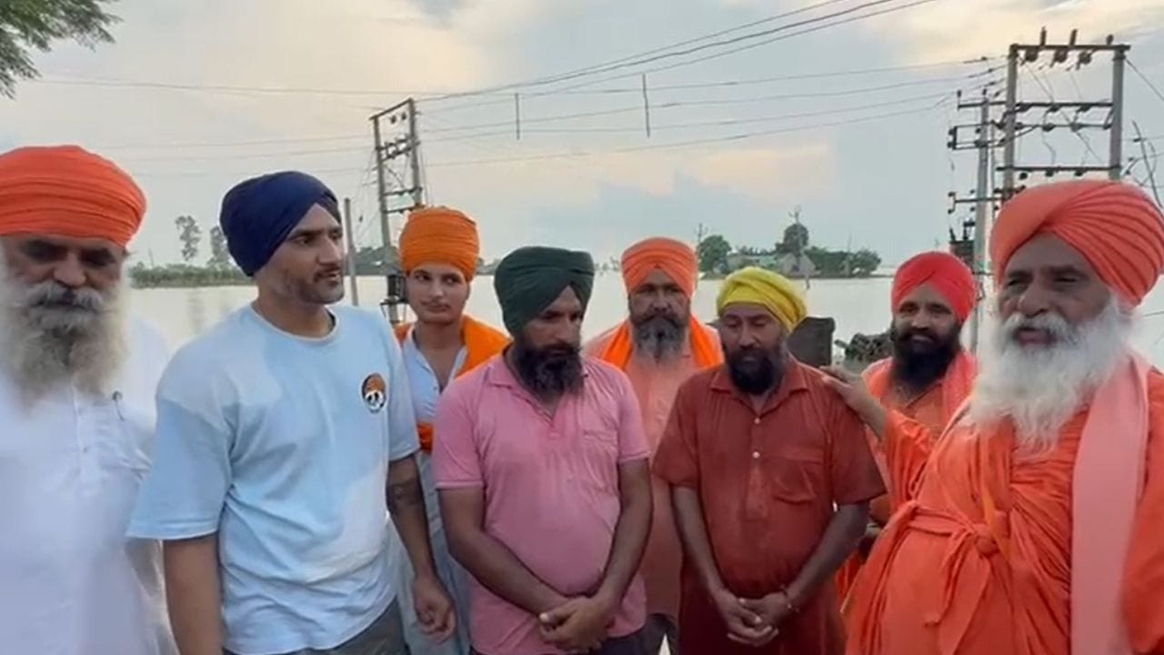 ਭੱਜੀ ਨੇ ਹੜ੍ਹ ਪੀੜਤਾਂ ਦੇ ਉੱਚੇ ਹੌਸਲੇ ਨੂੰ ਕੀਤਾ ਸਲਾਮ, ਸੀਚੇਵਾਲ ਬੋਲੇ- ਸੇਵਾ ਕਰਨਾ ਮਨੁੱਖਤਾ ਦਾ ਸੱਚਾ ਧਰਮ