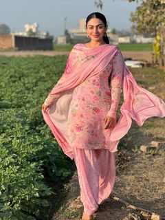 ਰੱਖੜੀ ਲਈ ਨੀਰੂ ਬਾਜਵਾ ਦਾ ਸੂਟ ਲੁੱਕ ਹੈ ਸਭ ਤੋਂ ਵੱਧੀਆ...