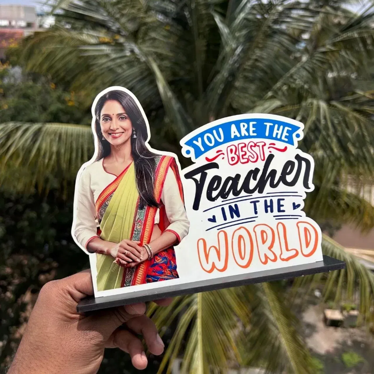 ਇਸ ਟੀਚਰਸ ਡੇਅ 'ਤੇ, ਤੁਸੀਂ ਆਪਣੀ ਮਹਿਲਾ ਅਧਿਆਪਕ ਦੀ ਫੋਟੋ ਵਾਲਾ ਇਹ ਸ਼ੋਅਪੀਸ ਵੀ ਦੇ ਸਕਦੇ ਹੋ। ਇਹ ਕਾਫੀ ਇਮੋਸ਼ਨਲ ਗਿਫਟ ਹੋ ਸਕਦਾ ਹੈ। ਤੁਸੀਂ ਇਸ ਵਿੱਚ ਵਰਲਡਸ ਬੈਸਟ ਟੀਚਰ  ਵੀ ਲਿਖਵਾ ਸਕਦੇ ਹੋ। ਘੱਟ ਬਜਟ ਵਿੱਚ ਬਣਾਇਆ ਗਿਆ ਇਹ ਗਿਫਟ ਤੁਹਾਡੇ ਟੀਚਰ ਨੂੰ ਬਹੁਤ ਸਪੈਸ਼ਲ ਫੀਲ ਕਰਵਾਏਗਾ। (ਕ੍ਰੈਡਿਟ:ajmer_giftwala)