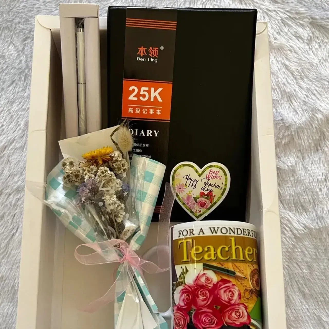 ਟੀਚਰਸ ਡੇਅ 'ਤੇ, ਤੁਸੀਂ ਆਪਣੇ ਗੁਰੂ ਨੂੰ ਇੱਕ ਗਿਫਟ ਹੈਂਪਰ ਦੇ ਸਕਦੇ ਹੋ। ਅਜਿਹੀ ਸਥਿਤੀ ਵਿੱਚ, ਤੁਸੀਂ ਤੋਹਫ਼ੇ ਨੂੰ ਕਸਟਮਾਈਜ ਵੀ ਕਰਵਾ ਸਕਦੇ ਹੋ। ਤੁਸੀਂ ਇਸ ਵਿੱਚ ਇੱਕ ਪੈੱਨ, ਇੱਕ ਕੌਫੀ ਮੱਗ ਅਤੇ ਇੱਕ ਡਾਇਰੀ ਰੱਖ ਕੇ ਇੱਕ ਹੈਂਪਰ ਬਣਾ ਸਕਦੇ ਹੋ। ਇਸਨੂੰ ਬਣਾਉਣ ਵਿੱਚ ਜਿਆਦਾ ਪੈਸੇ ਵੀ ਨਹੀਂ ਲੱਗਣਗੇ। (ਕ੍ਰੈਡਿਟ: alora_store24)