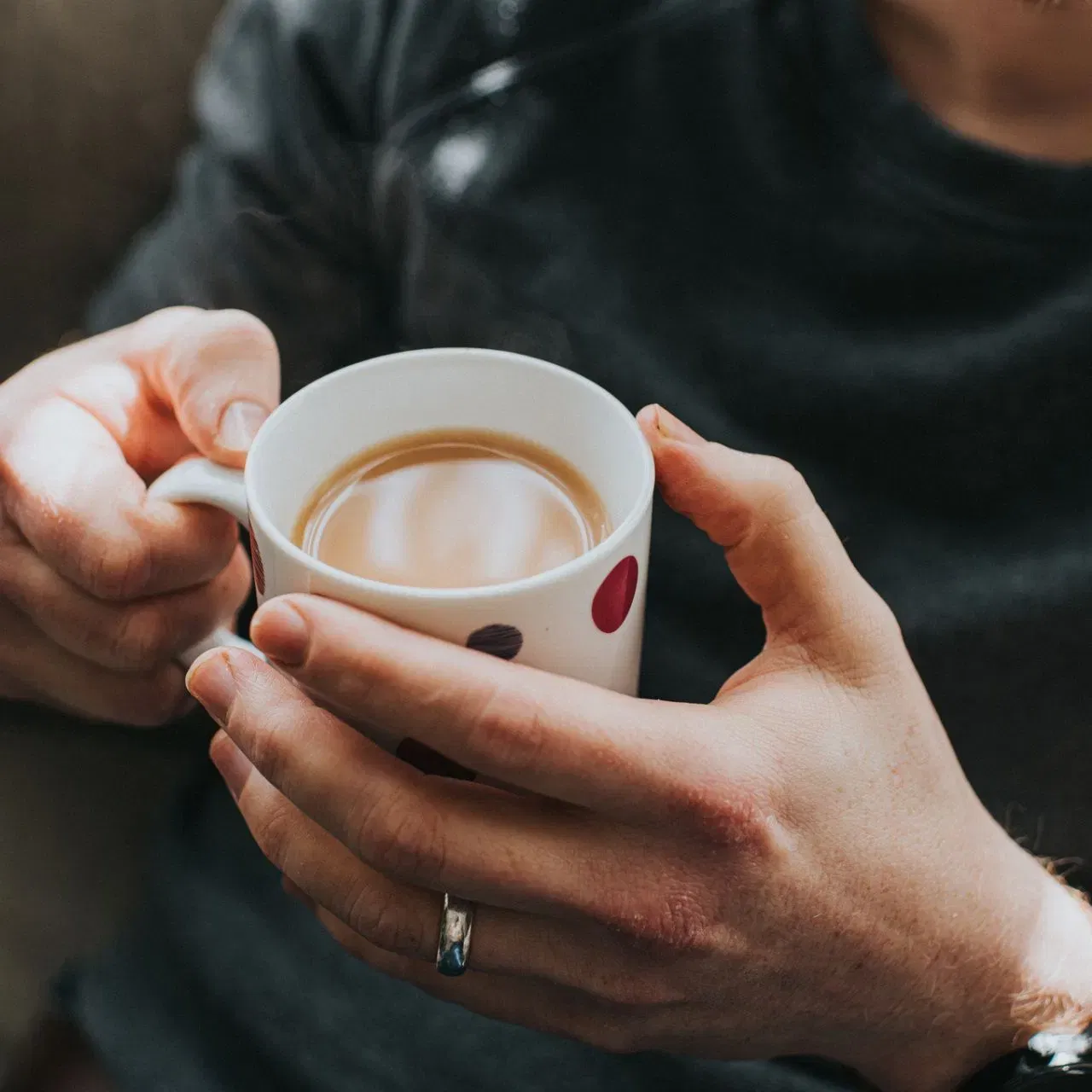 ਖਾਲੀ ਪੇਟ ਚਾਹ ਨਾ ਪੀਓ- ਕੁਝ ਲੋਕਾਂ ਨੂੰ ਸਵੇਰੇ ਉੱਠਦੇ ਹੀ ਚਾਹ ਪੀਣ ਦੀ ਆਦਤ ਹੁੰਦੀ ਹੈ। ਪਰ ਖਾਲੀ ਪੇਟ ਚਾਹ ਪੀਣ ਨਾਲ ਪੇਟ ਵਿੱਚ ਐਸਿਡ ਦਾ ਪੱਧਰ ਵੱਧ ਜਾਂਦਾ ਹੈ, ਜਿਸ ਨਾਲ ਐਸਿਡਿਟੀ ਹੁੰਦੀ ਹੈ।