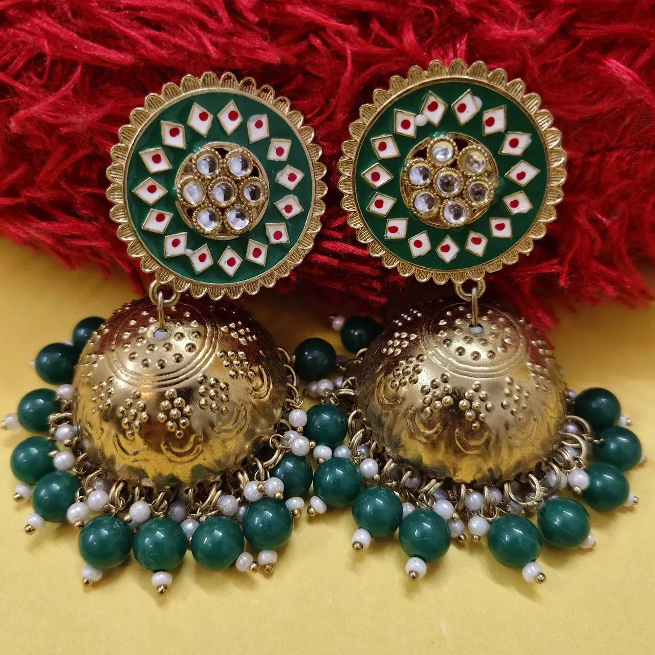 ਤੁਸੀਂ ਸੂਟ ਦੇ ਨਾਲ ਝੁਮਕੀ ਸਟਾਈਲ ਦੀਆਂ ਈਅਰਰਿੰਗਜ਼ ਟ੍ਰਾਈ ਕਰ ਸਕਦੇ ਹੋ। ਤੁਹਾਨੂੰ ਕਈ ਡਿਜ਼ਾਈਨਾਂ ਵਿੱਚ ਅਜਿਹੇ ਝੁਮਕੀ ਸਟਾਈਲ ਦੀਆਂ ਈਅਰਰਿੰਗਜ਼ ਮਿਲ ਜਾਣਗੇ। ਤੁਸੀਂ ਇਸਨੂੰ ਹੈਵੀ ਜਾਂ ਲਾਈਟ ਵੇਟ ਸੂਟ ਨਾਲ ਟ੍ਰਾਈ ਕਰ ਸਕਦੇ ਹੋ। ਤੁਹਾਨੂੰ ਇਸ ਸਟਾਈਲ ਵਿੱਚ ਕਈ ਕਲਰ ਵਿੱਚ ਝੁਮਕੇ ਮਿਲ ਜਾਣਗੇ।