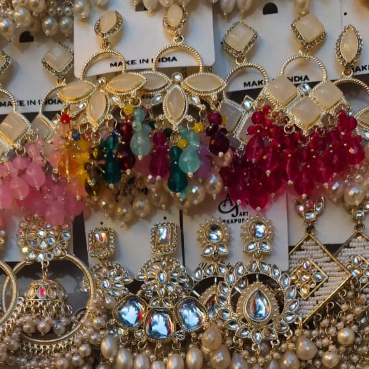 ਸਟੋਨ ਸਟਾਈਲ ਈਅਰਰਿੰਗਜ਼ ਦਾ ਇਹ ਡਿਜ਼ਾਈਨ ਬਹੁਤ ਸੁੰਦਰ ਦਿਖਾਈ ਲੱਗ ਰਿਹਾ ਹੈ। ਇਹ ਤੁਹਾਨੂੰ ਕਿਸੇ ਇੱਕ ਕਲਰ ਜਾਂ ਮਲਟੀ-ਕਲਰ ਸਟੋਨ ਵਿੱਚ ਵੀ ਮਿਲਣਗੇ। ਤੁਸੀਂ ਤਿਊਹਾਰਾਂ ਦੇ ਮੌਸਮ ਲਈ ਹੈਵੀ ਜਾ ਲਾਈਟ ਵੇਟੇਡ ਸੂਟ ਜਾਂ ਸਾੜੀ ਦੇ ਨਾਲ ਵੀ ਅਜਿਹੇ ਈਅਰਰਿੰਗਜ਼ ਟ੍ਰਾਈ ਕਰ ਸਕਦੇ ਹੋ। ਜਿਸ ਨਾਲ ਤੁਹਾਨੂੰ ਕਲਾਸੀ ਲੁੱਕ ਮਿਲੇਗਾ।