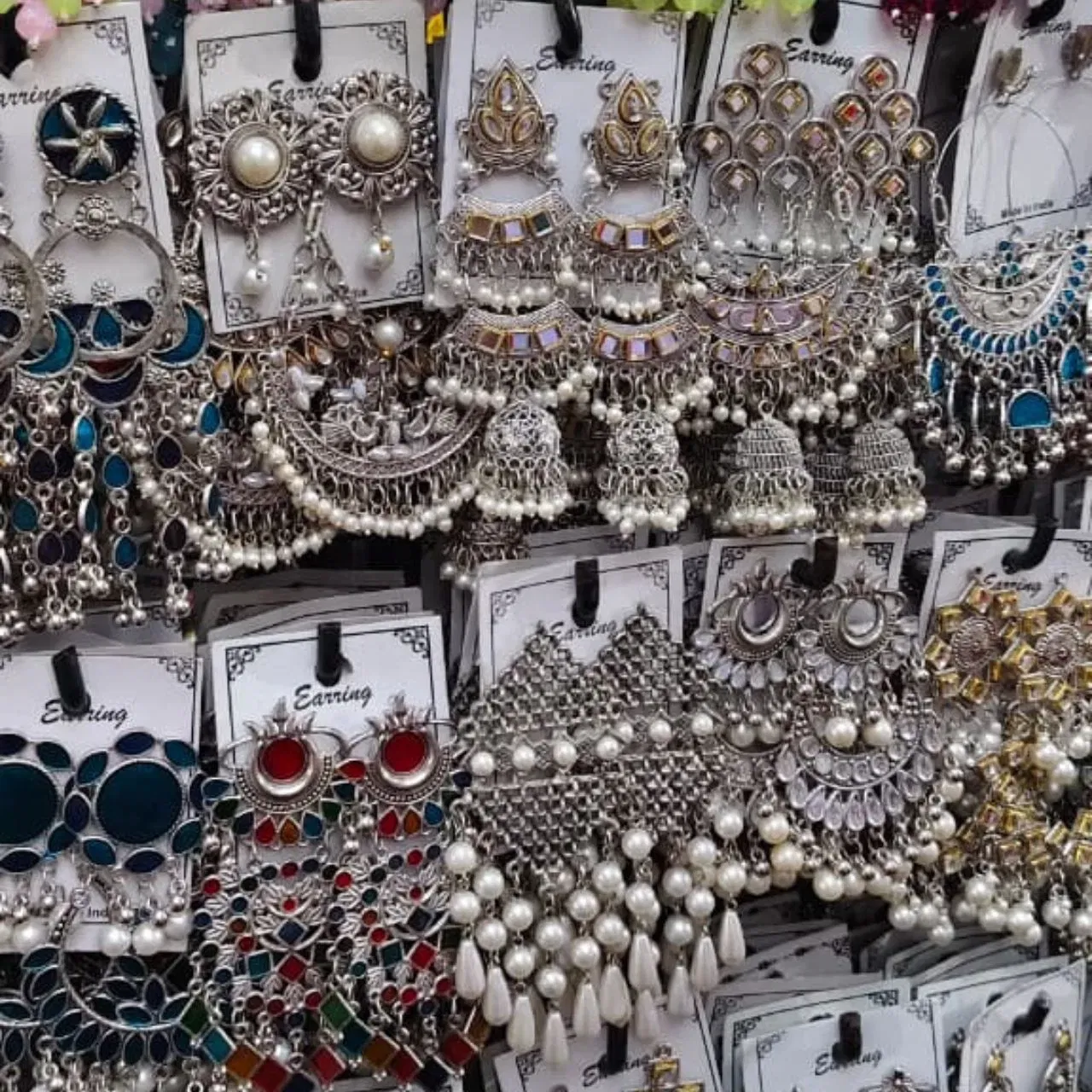 ਤੁਸੀਂ ਗ੍ਰੀਨ, ਯੈਲੋ ਜਾਂ ਕਿਸੇ ਵੀ ਰੰਗ ਦੀ ਸਾੜੀ ਦੇ ਨਾਲ ਪਰਲ ਸਟਾਈਲ ਈਅਰਰਿੰਗਜ਼ ਕੈਰੀ ਕਰ ਸਕਦੇ ਹੋ। ਤੁਹਾਨੂੰ ਪਰਲ ਸਟਾਈਲ ਦੀਆਂ ਈਅਰਰਿੰਗਜ਼ ਹੈਵੀ ਅਤੇ ਲਾਈਟ ਵੇਟ ਦੋਵਾਂ ਵਿੱਚ ਕਈ ਡਿਜ਼ਾਈਨਾਂ ਵਿੱਚ ਮਿਲ ਜਾਣਗੇ। ਜੋ ਤੁਸੀਂ ਆਪਣੇ ਹਿਸਾਬ ਨਾਲ ਸੈਲੇਕਟ ਕਰ ਸਕਦੇ ਹੋ। ਤੁਹਾਨੂੰ ਇਹ ਝੁਮਕੀ ਸਟਾਈਲ ਵਿੱਚ ਵੀ ਮਿਲ ਜਾਣਗੇ।