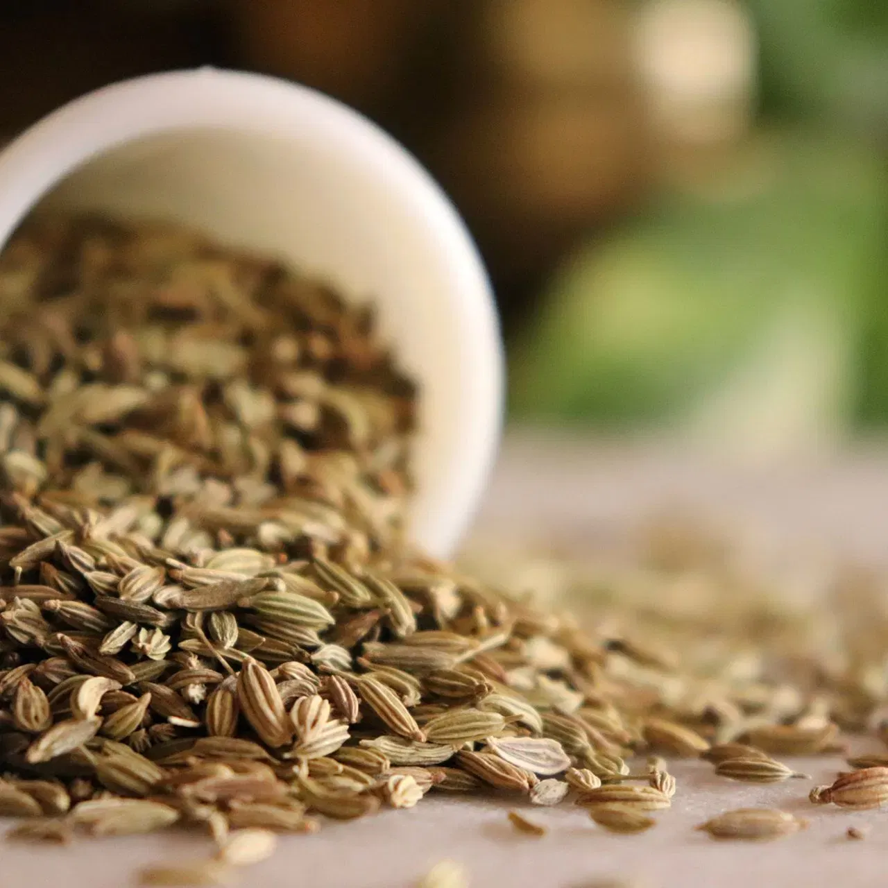 ਸੌਂਫ ਦਾ ਪਾਣੀ- ਧਰਮਸ਼ਾਲਾ ਨਾਰਾਇਣ ਹਸਪਤਾਲ ਦੀ ਕਲੀਨਿਕਲ ਪੋਸ਼ਣ ਵਿਗਿਆਨੀ ਅਤੇ ਡਾਇਟੀਸ਼ੀਅਨ ਪਾਇਲ ਸ਼ਰਮਾ ਕਹਿੰਦੀ ਹੈ ਕਿ ਸੌਂਫ ਸਰੀਰ ਨੂੰ ਠੰਡਾ ਕਰਦੀ ਹੈ ਅਤੇ ਇਸਨੂੰ ਡੀਟੌਕਸੀਫਾਈ ਕਰਦੀ ਹੈ। ਸਵੇਰੇ ਇਸਦਾ ਪਾਣੀ ਪੀਣ ਨਾਲ ਐਸਿਡਿਟੀ ਨੂੰ ਰੋਕਿਆ ਜਾ ਸਕਦਾ ਹੈ। ਇਸ ਦੇ ਨਾਲ ਹੀ, ਸੌਂਫ ਦਾ pH ਲੇਵਲ ਉੱਚਾ ਹੁੰਦਾ ਹੈ, ਜਿਸ ਕਾਰਨ ਇਹ ਪੇਟ ਵਿੱਚ ਬਣਨ ਵਾਲੇ ਐਸਿਡ ਪੱਧਰ ਨੂੰ ਘਟਾਉਂਦਾ ਹੈ। ( Credit: Getty Images)