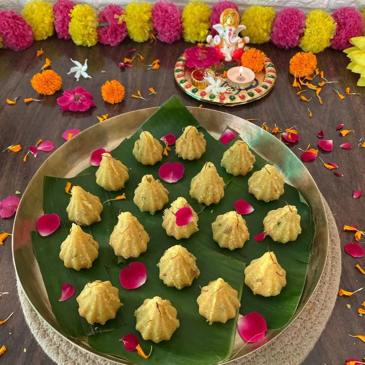 ਮੋਦਕ ਬਣਾਉਣ ਲਈ ਸਭ ਤੋਂ ਜਰੂਰੀ ਚੀਜ਼ ਚੌਲਾਂ ਦਾ ਆਟਾ ਅਤੇ ਮਾਵਾ ਹੈ। ਨਾਲ ਹੀ ਤੁਹਾਨੂੰ ਇਲਾਇਚੀ ਪਾਊਡਰ, ਕੇਸਰ, ਪਾਣੀ, ਨਾਰੀਅਲ, ਗੁੜ ਅਤੇ ਡ੍ਰਾਈ ਫਰੂਟਸ ਵੀ ਚਾਹੀਦੇ ਹਨ। ਤੁਸੀਂ ਆਪਣੀ ਪਸੰਦ ਮੁਤਾਬਕ, ਫਲੇਵਰ ਬਦਲ ਸਕਦੇ ਹੋ।