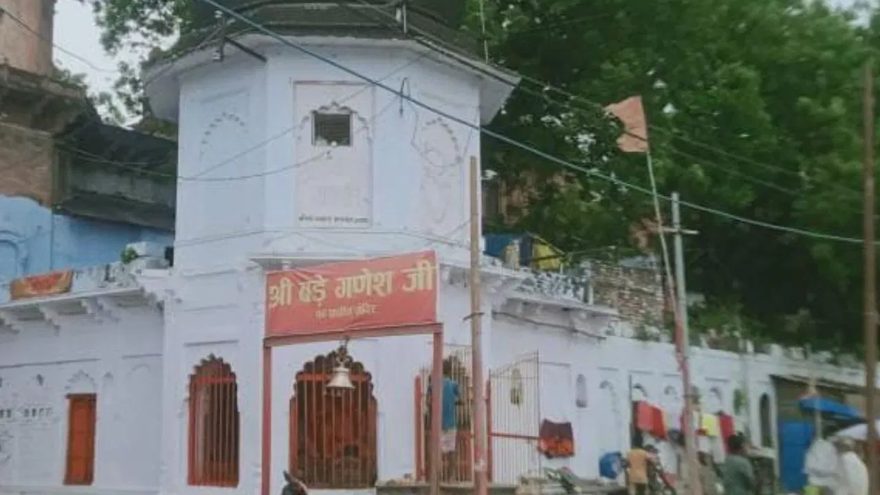 ਪ੍ਰਜਾਪਤੀ ਨੇ ਬ੍ਰਹਿਮੰਡ ਨੂੰ ਦੈਂਤਾਂ ਦੀ ਬੁਰੀ ਨਜ਼ਰ ਤੋਂ ਬਚਾਉਣ ਲਈ ਆਪਣੇ ਹੱਥਾਂ ਨਾਲ ਵਿਘਨਰਾਜ ਦੇ ਰੂਪ ਵਿੱਚ ਗਣਪਤੀ ਦੀ ਸਥਾਪਨਾ ਕੀਤੀ। ਇਸੇ ਕਰਕੇ ਉਨ੍ਹਾਂ ਦਾ ਨਾਮ ਆਦਿ ਗਣੇਸ਼ ਰੱਖਿਆ ਗਿਆ।