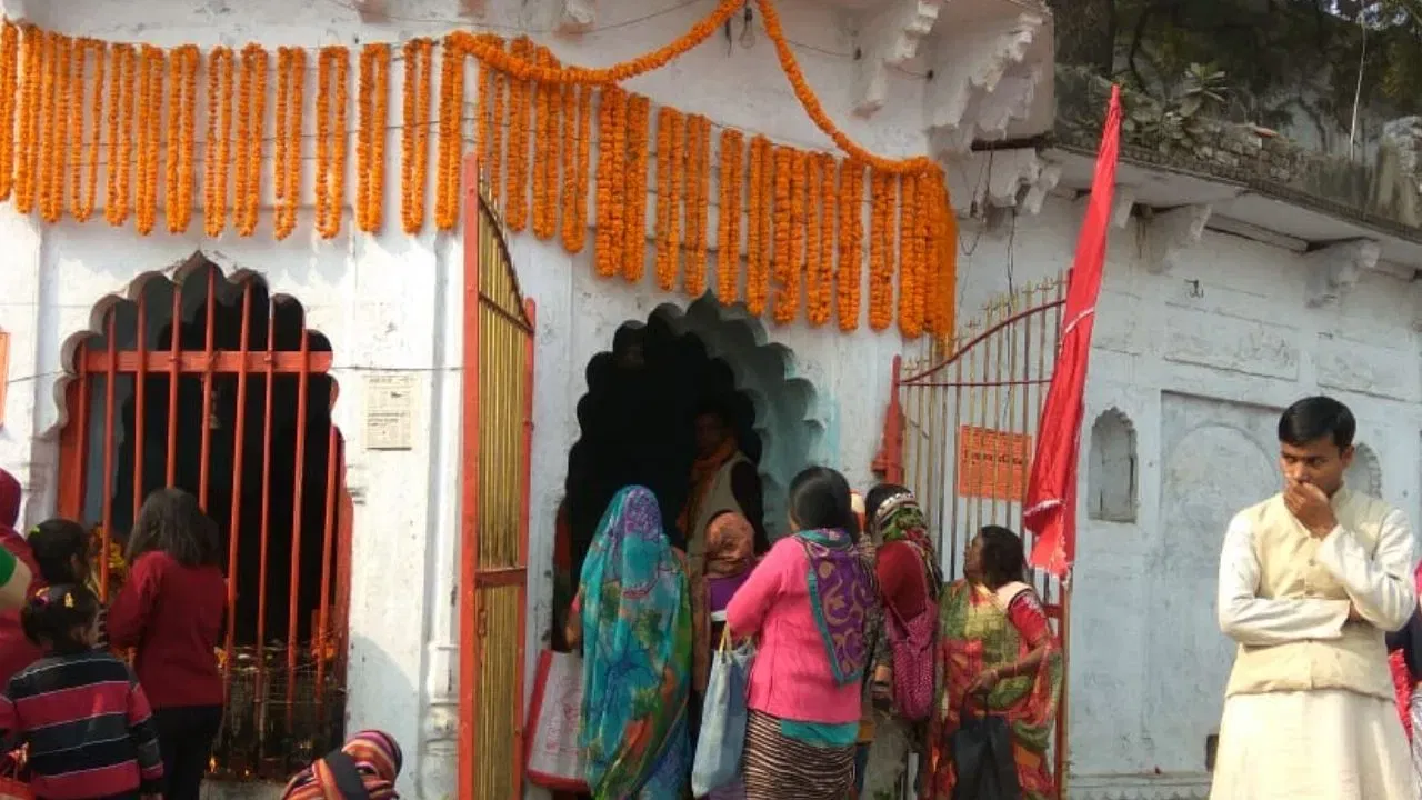 ਮੰਦਰ ਦੇ ਪੁਜਾਰੀ ਅਰੁਣ ਅਗਰਵਾਲ ਦੱਸਦੇ ਹਨ ਕਿ ਪਹਿਲੀ ਵਾਰ ਗਣੇਸ਼ ਪੂਜਾ ਇੱਥੋਂ ਹੀ ਸ਼ੁਰੂ ਹੋਈ ਸੀ। ਓਂਕਾਰ ਦਾ ਪਹਿਲਾ ਉਦਘੋਸ਼ ਇੱਥੋਂ ਹੋਇਆ ਸੀ, ਜਿਸ ਕਾਰਨ ਇਸ ਮੰਦਰ ਨੂੰ ਓਂਕਾਰ ਗਣੇਸ਼ ਮੰਦਰ ਵੀ ਕਿਹਾ ਜਾਂਦਾ ਹੈ।