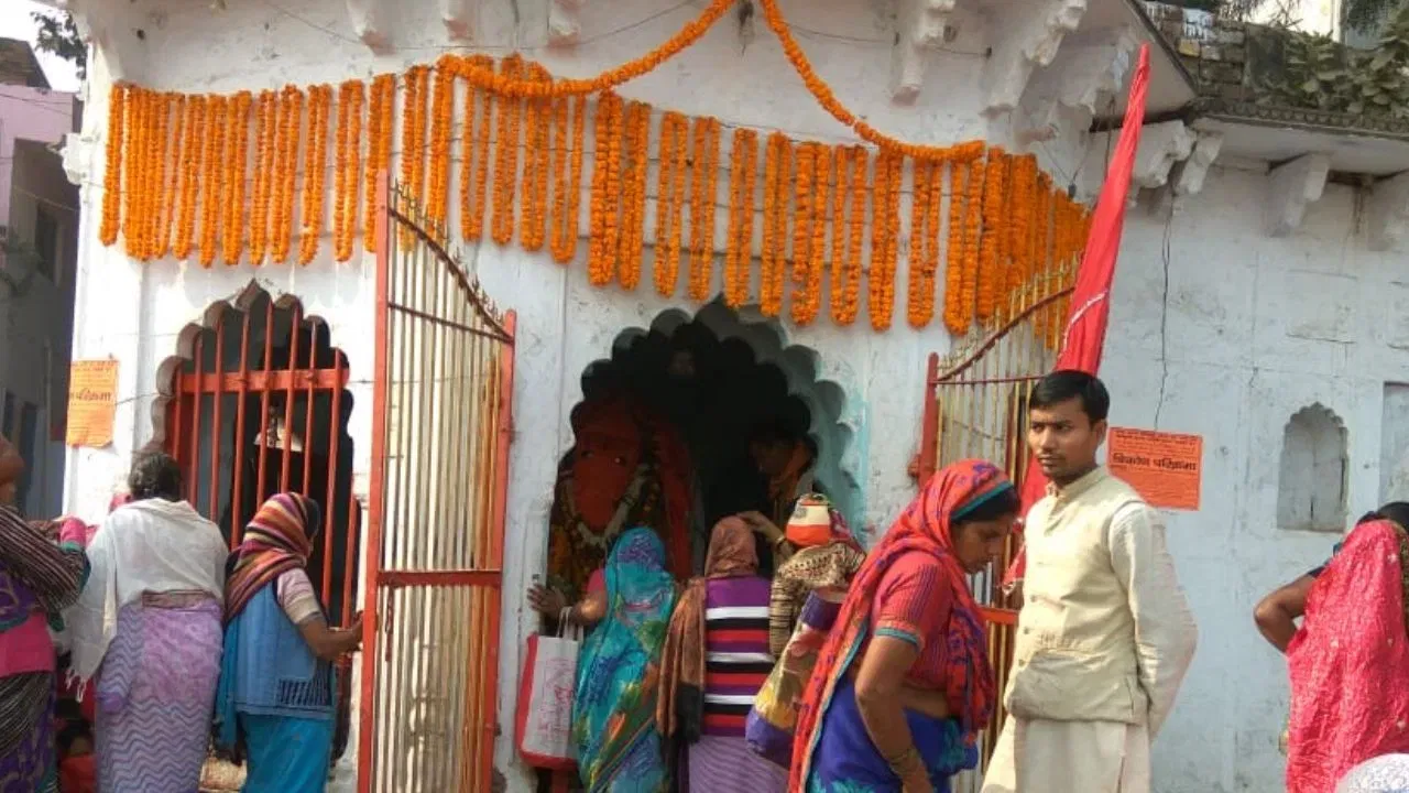 ਪ੍ਰਜਾਪਤੀ ਨੇ ਬ੍ਰਹਿਮੰਡ ਨੂੰ ਦੈਂਤਾਂ ਦੀ ਬੁਰੀ ਨਜ਼ਰ ਤੋਂ ਬਚਾਉਣ ਲਈ ਆਪਣੇ ਹੱਥਾਂ ਨਾਲ ਵਿਘਨਰਾਜ ਦੇ ਰੂਪ ਵਿੱਚ ਗਣਪਤੀ ਦੀ ਸਥਾਪਨਾ ਕੀਤੀ। ਇਸੇ ਕਰਕੇ ਇਨ੍ਹਾਂ ਦਾ ਨਾਮ ਆਦਿ ਗਣੇਸ਼ ਰੱਖਿਆ ਗਿਆ।