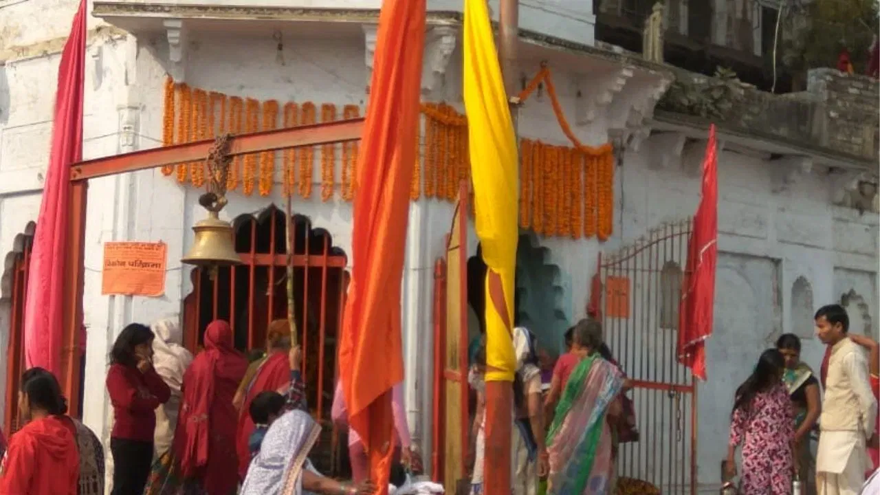 ਗਣਪਤੀ ਦੇ ਇਸ ਆਦਿ ਰੂਪ ਨੂੰ ਅਕਬਰ ਦੇ ਵਿੱਤ ਮੰਤਰੀ ਟੋਡਰਮਲ ਨੇ ਇੱਕ ਨਵਾਂ ਰੂਪ ਦਿੱਤਾ ਸੀ। ਟੋਡਰਮਲ ਖੁਦ ਗਣਪਤੀ ਦੇ ਭਗਤ ਸਨ, ਇਸ ਲਈ ਉਨ੍ਹਾਂ ਨੇ ਗੰਗਾ ਦੇ ਕੰਢੇ ਸਥਿਤ ਇਸ ਗਣੇਸ਼ ਮੰਦਰ ਦਾ ਨਵੀਨੀਕਰਨ ਕੀਤਾ। ਇਸਦੇ ਇਤਿਹਾਸਕ ਸਬੂਤ ਅੱਜ ਵੀ ਮੌਜੂਦ ਹਨ