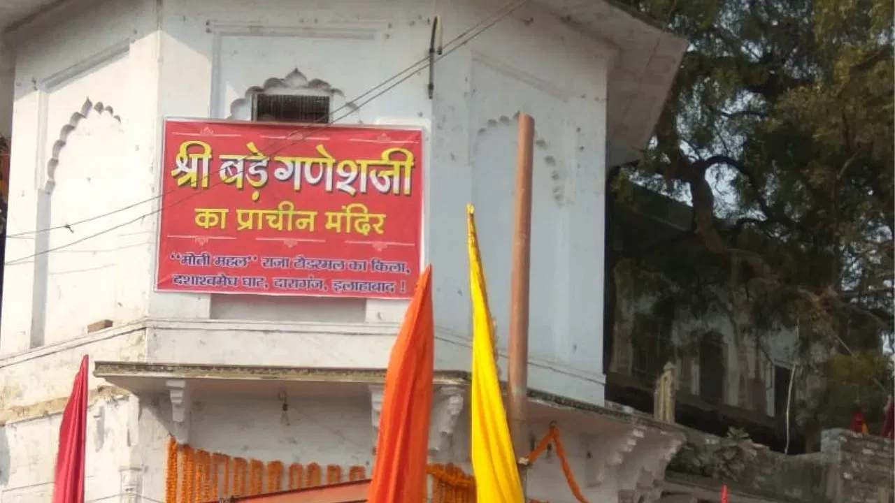 ਹਰ ਸਵੇਰ ਅਤੇ ਸ਼ਾਮ ਗਹਿਣਿਆਂ ਨਾਲ ਖੂਬਸੂਰਤ ਸ਼੍ਰਿੰਗਾਰ ਨਾਲ ਗਣਪਤੀ ਨੂੰ ਸਜਾਇਆ ਜਾਂਦਾ ਹੈ। ਪ੍ਰਯਾਗਰਾਜ ਇਸ ਸਮੇਂ ਹੜ੍ਹਾਂ ਦੀ ਲਪੇਟ ਵਿੱਚ ਹੈ। ਗੰਗਾ ਨਦੀ ਦਾ ਵਹਾਅ ਆਦਿ ਗਣੇਸ਼ ਮੰਦਰ ਵਿੱਚ ਦਾਖਲ ਹੋ ਗਿਆ ਹੈ ਅਤੇ ਮੰਦਰ ਦਾ ਅੱਧਾ ਹਿੱਸਾ ਗੰਗਾ ਦੇ ਪਾਣੀ ਵਿੱਚ ਡੁੱਬ ਗਿਆ ਹੈ। ਇਸ ਦੇ ਬਾਵਜੂਦ, ਗਣਪਤੀ ਭਗਤ ਪਾਣੀ ਵਿੱਚ ਉਤਰ ਕੇ ਉਨ੍ਹਾਂ ਦੀ ਪੂਜਾ ਕਰ ਰਹੇ ਹਨ।