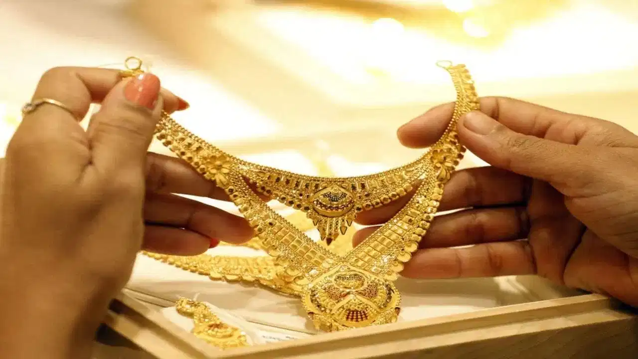 ਰਿਕਾਰਡ ਉੱਚਾਈ ਤੋਂ ਡਿੱਗੀਆਂ ਸੋਨੇ ਦੀਆਂ ਕੀਮਤਾਂ, ਕੀ 1 ਲੱਖ ਰੁਪਏ ਤੋਂ ਹੇਠਾਂ ਆਵੇਗੀ ਕੀਮਤ? ਰਿਕਾਰਡ ਉੱਚਾਈ ਤੋਂ ਡਿੱਗੀਆਂ ਸੋਨੇ ਦੀਆਂ ਕੀਮਤਾਂ, ਕੀ 1 ਲੱਖ ਰੁਪਏ ਤੋਂ ਹੇਠਾਂ ਆਵੇਗੀ ਕੀਮਤ?