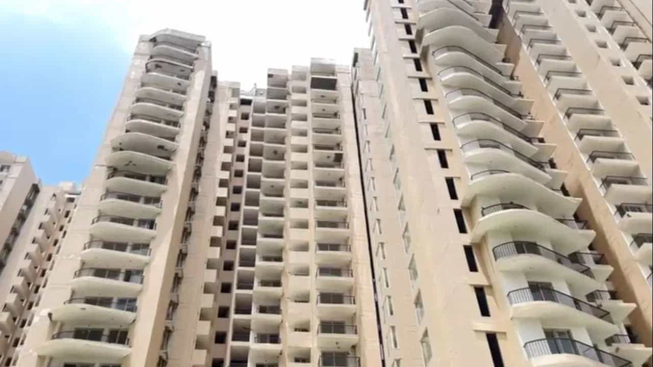 ਘਰ ਬਣਾਉਣਾ ਹੋਵੇਗਾ ਸਸਤਾ, ਪਰ ਮਹਿੰਗੇ ਫਲੈਟਾਂ ਦੀ EMI ਤੋੜੇਗੀ ਕਮਰ ਘਰ ਬਣਾਉਣਾ ਹੋਵੇਗਾ ਸਸਤਾ, ਪਰ ਮਹਿੰਗੇ ਫਲੈਟਾਂ ਦੀ EMI ਤੋੜੇਗੀ ਕਮਰ