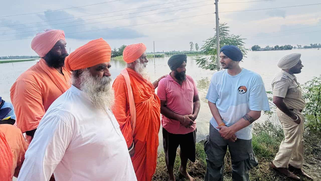 ਹੜ੍ਹ ਦੇ ਸਵਾਲਾਂ ਤੇ ਭੜਕੇ ਕ੍ਰਿਕਟਰ ਭੱਜੀ, ਸੋਸ਼ਲ ਮੀਡੀਆ ਤੇ ਵਿਅਕਤੀ ਨੂੰ ਦਿੱਤਾ ਕਰਾਰਾ ਜਵਾਬ ਹੜ੍ਹ ਦੇ ਸਵਾਲਾਂ ਤੇ ਭੜਕੇ ਕ੍ਰਿਕਟਰ ਭੱਜੀ, ਸੋਸ਼ਲ ਮੀਡੀਆ ਤੇ ਵਿਅਕਤੀ ਨੂੰ ਦਿੱਤਾ ਕਰਾਰਾ ਜਵਾਬ