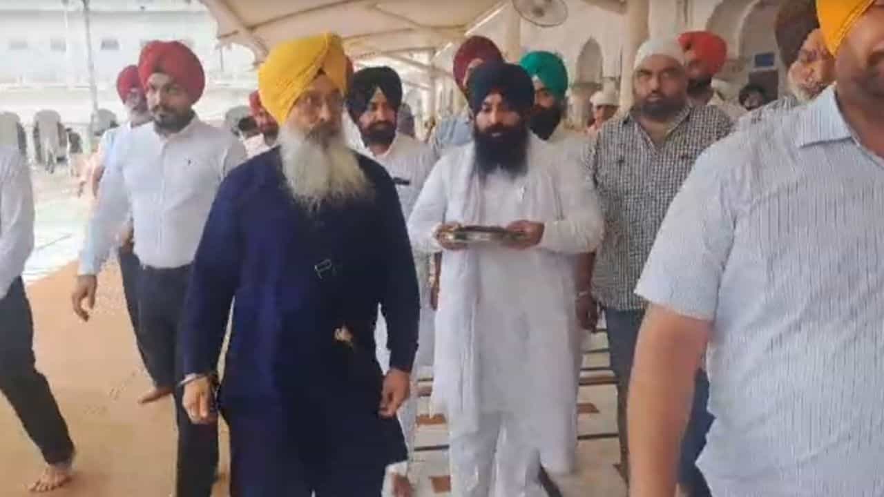 ਮੰਤਰੀ ਹਰਜੋਤ ਬੈਂਸ ਨੇ ਧਾਰਮਿਕ ਸਜ਼ਾ ਕੀਤੀ ਪੂਰੀ, ਸ੍ਰੀ ਦਰਬਾਰ ਸਾਹਿਬ ਵਿਖੇ ਹੋਏ ਨਤਮਸਤਕ ਮੰਤਰੀ ਹਰਜੋਤ ਬੈਂਸ ਨੇ ਧਾਰਮਿਕ ਸਜ਼ਾ ਕੀਤੀ ਪੂਰੀ, ਸ੍ਰੀ ਦਰਬਾਰ ਸਾਹਿਬ ਵਿਖੇ ਹੋਏ ਨਤਮਸਤਕ