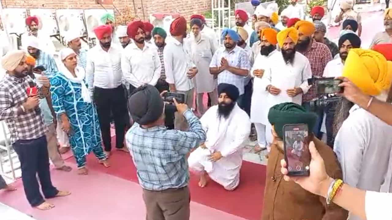 ਨੰਗੇ ਪੈਰੀ ਸ੍ਰੀ ਦਰਬਾਰ ਸਾਹਿਬ ਪਹੁੰਚੇ ਹਰਜੋਤ ਬੈਂਸ, ਸ੍ਰੀ ਅਕਾਲ ਤਖ਼ਤ ਸਾਹਿਬ ਅੱਗੇ ਹੋਣਗੇ ਪੇਸ਼, ਸ਼ਹੀਦੀ ਸਮਾਰੋਹ ਨੂੰ ਲੈ ਕੇ ਹੋਇਆ ਸੀ ਵਿਵਾਦ ਨੰਗੇ ਪੈਰੀ ਸ੍ਰੀ ਦਰਬਾਰ ਸਾਹਿਬ ਪਹੁੰਚੇ ਹਰਜੋਤ ਬੈਂਸ, ਸ੍ਰੀ ਅਕਾਲ ਤਖ਼ਤ ਸਾਹਿਬ ਅੱਗੇ ਹੋਣਗੇ ਪੇਸ਼, ਸ਼ਹੀਦੀ ਸਮਾਰੋਹ ਨੂੰ ਲੈ ਕੇ ਹੋਇਆ ਸੀ ਵਿਵਾਦ